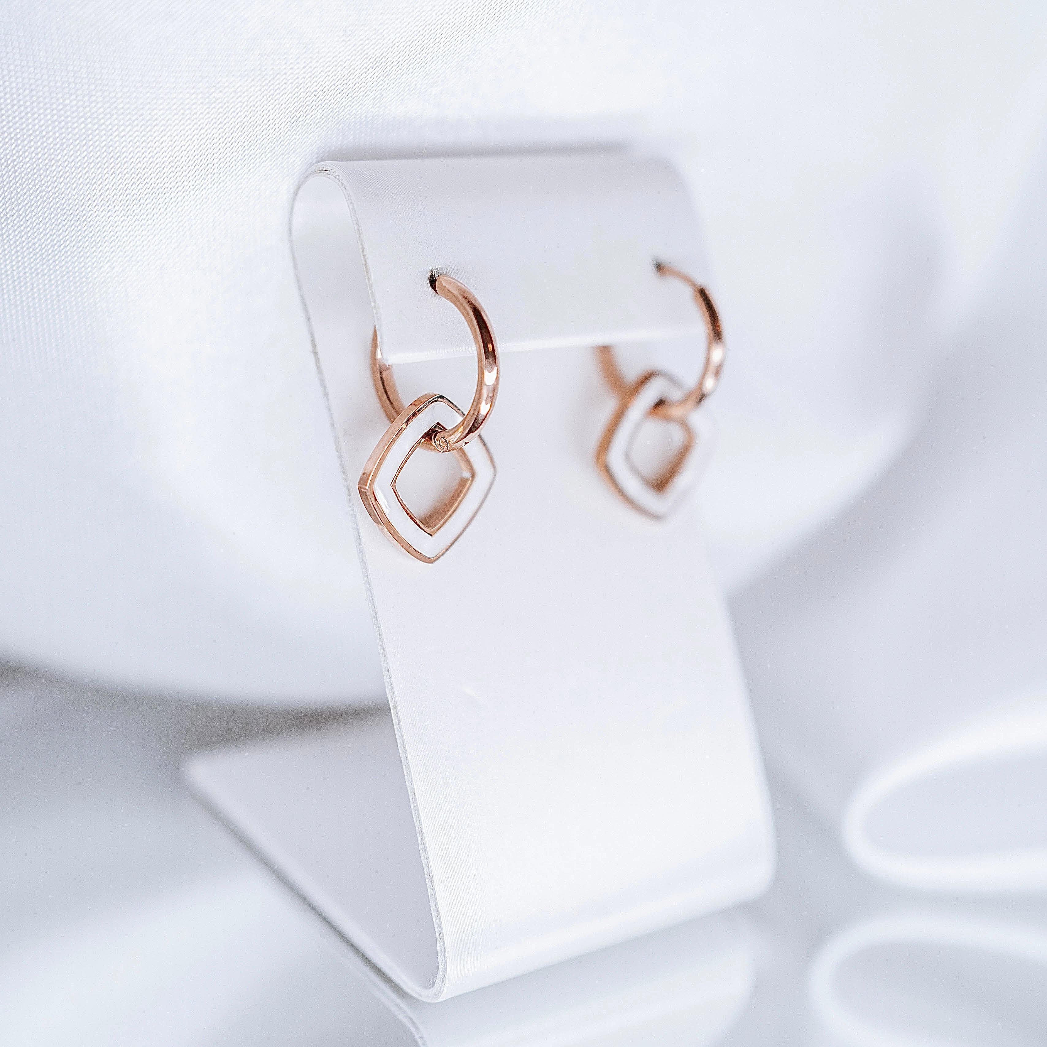 Apzeltīti auskari, neizraisa alerģiju, kvalitatīvi, neapsūbē, mitrumizturīgi. Drošs pirkums, ātra piegāde, plašs sortiments, vienkāršota atgriešana. Klasiski au…