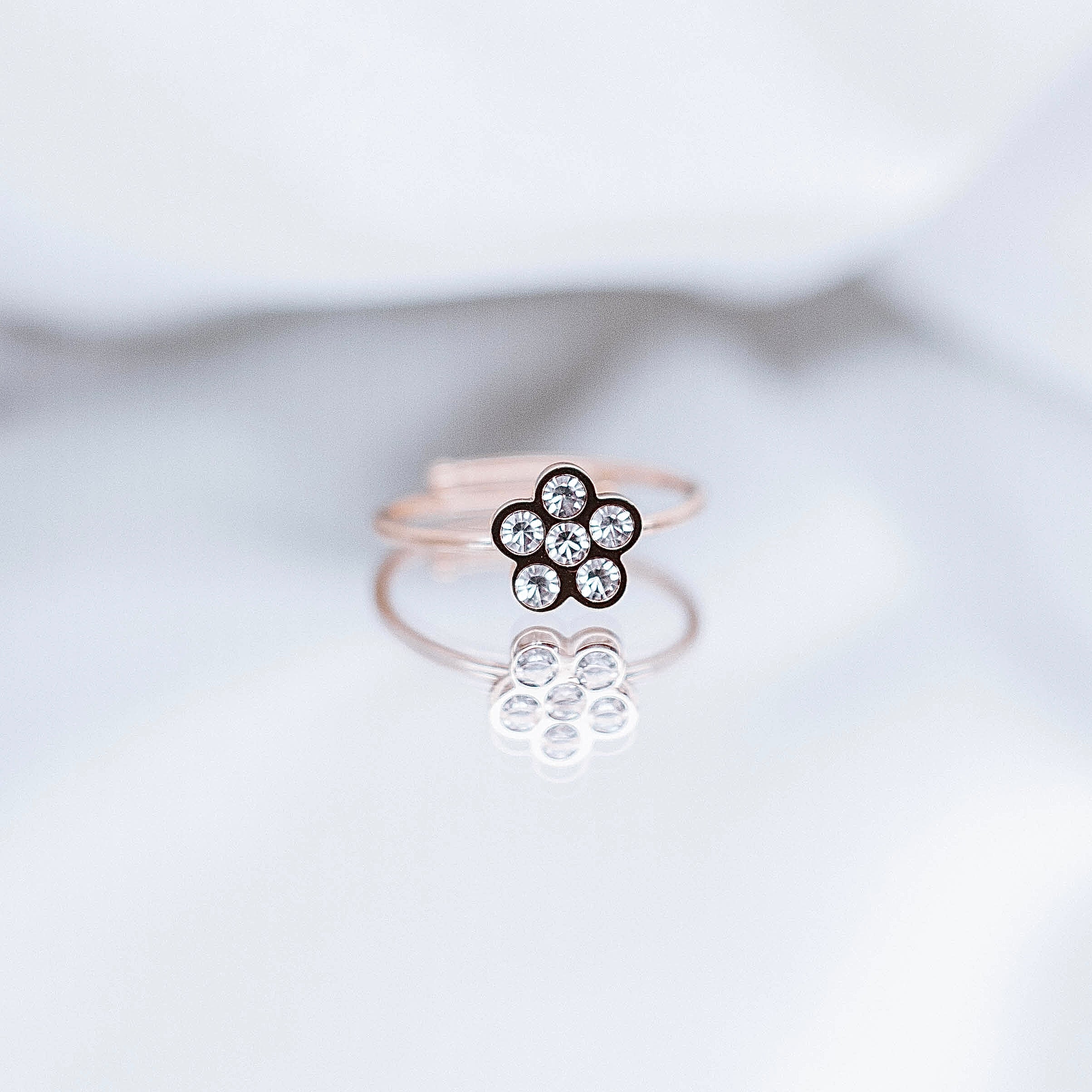 Apzeltīts gredzens, neizraisa alerģiju, kvalitatīvs, neapsūbē, mitrumizturīgs gredzens. Drošs pirkums, ātra piegāde, plašs sortiments, vienkāršota atgriešana. K…