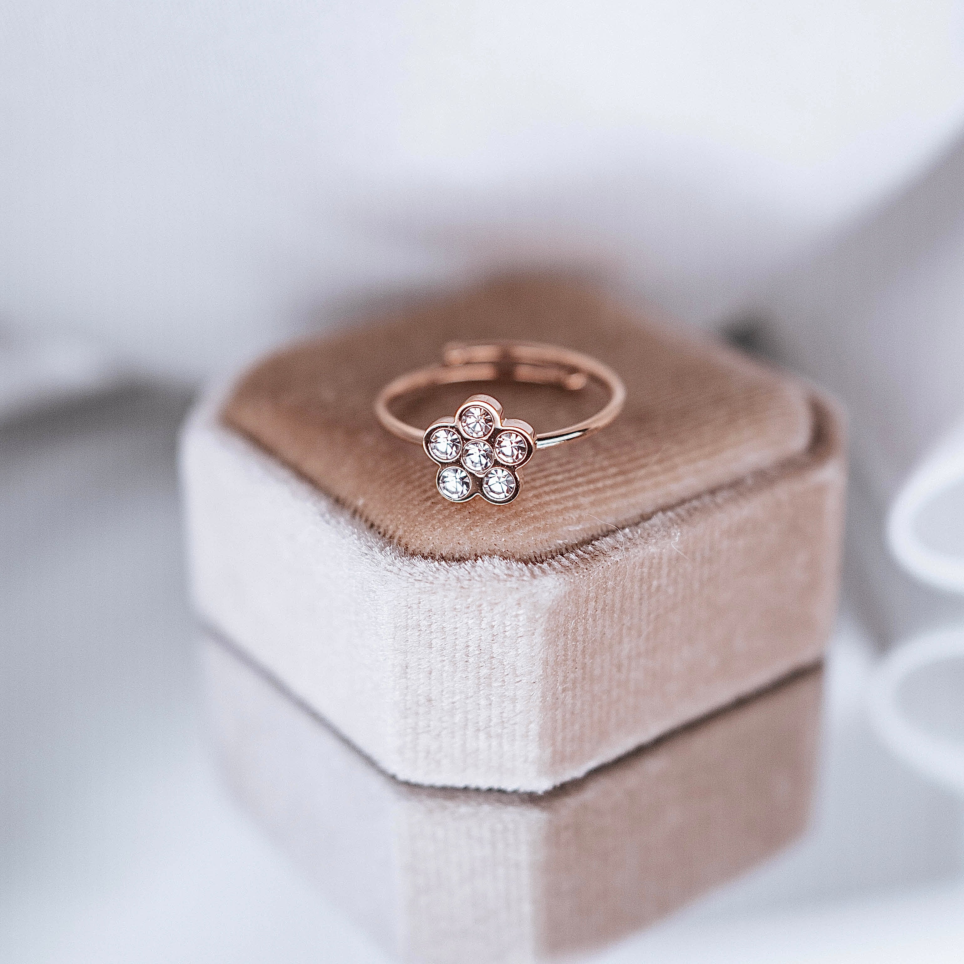 Apzeltīts gredzens, neizraisa alerģiju, kvalitatīvs, neapsūbē, mitrumizturīgs gredzens. Drošs pirkums, ātra piegāde, plašs sortiments, vienkāršota atgriešana. K…