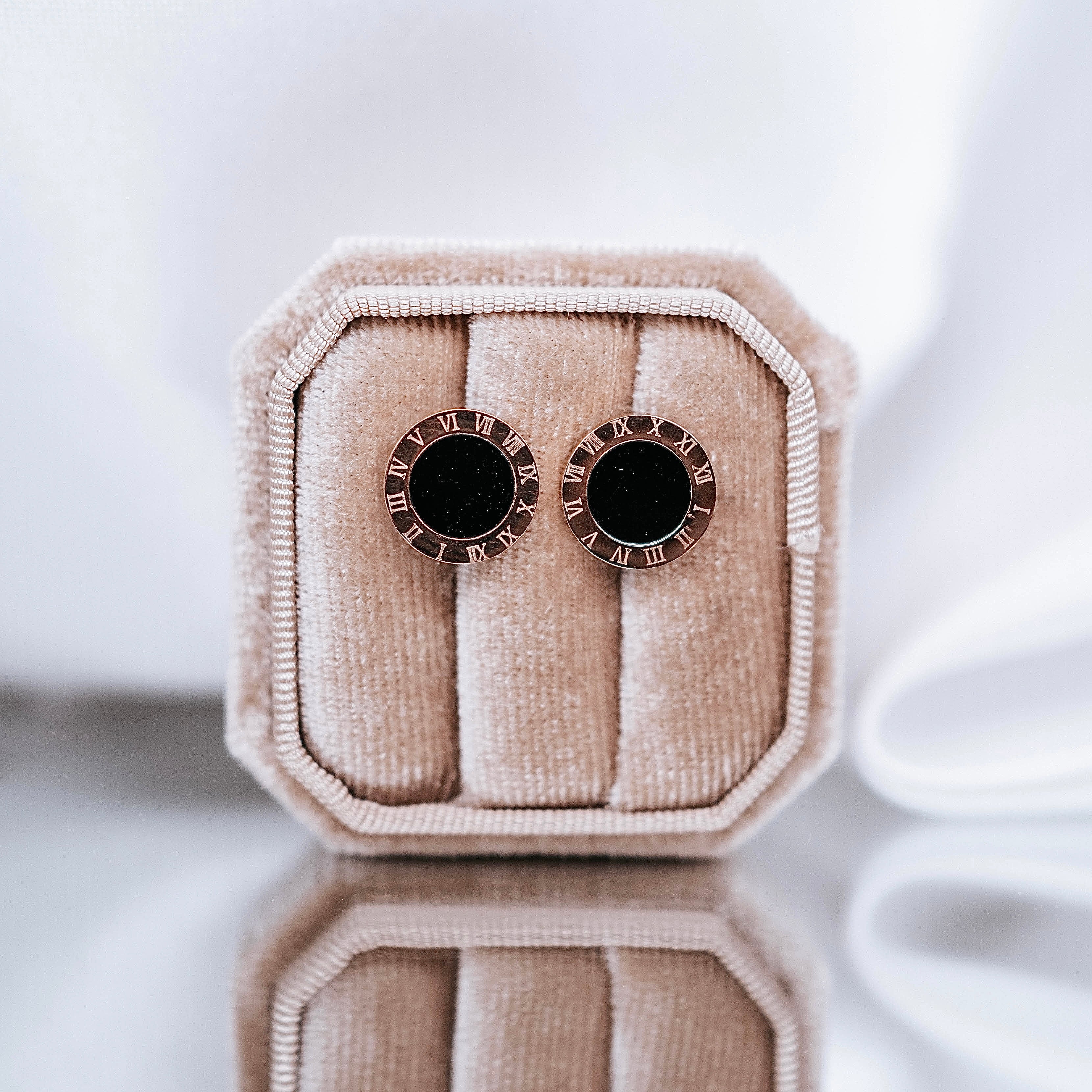 Apzeltīti auskari, neizraisa alerģiju, kvalitatīvi, neapsūbē, mitrumizturīgi. Drošs pirkums, ātra piegāde, plašs sortiments, vienkāršota atgriešana. Klasiski au…