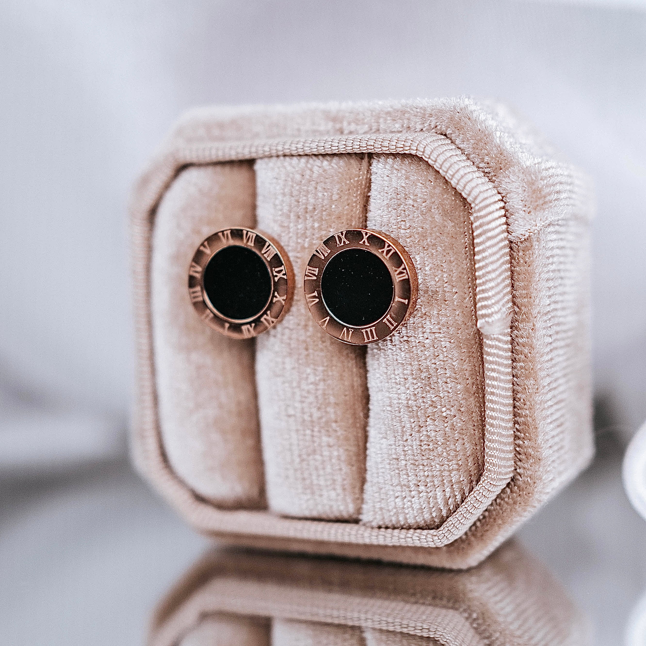 Apzeltīti auskari, neizraisa alerģiju, kvalitatīvi, neapsūbē, mitrumizturīgi. Drošs pirkums, ātra piegāde, plašs sortiments, vienkāršota atgriešana. Klasiski au…