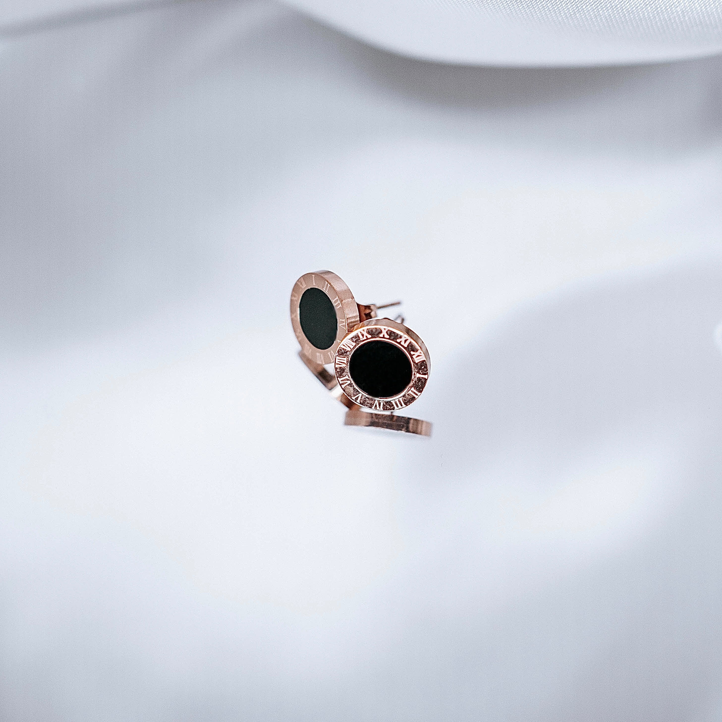 Apzeltīti auskari, neizraisa alerģiju, kvalitatīvi, neapsūbē, mitrumizturīgi. Drošs pirkums, ātra piegāde, plašs sortiments, vienkāršota atgriešana. Klasiski au…