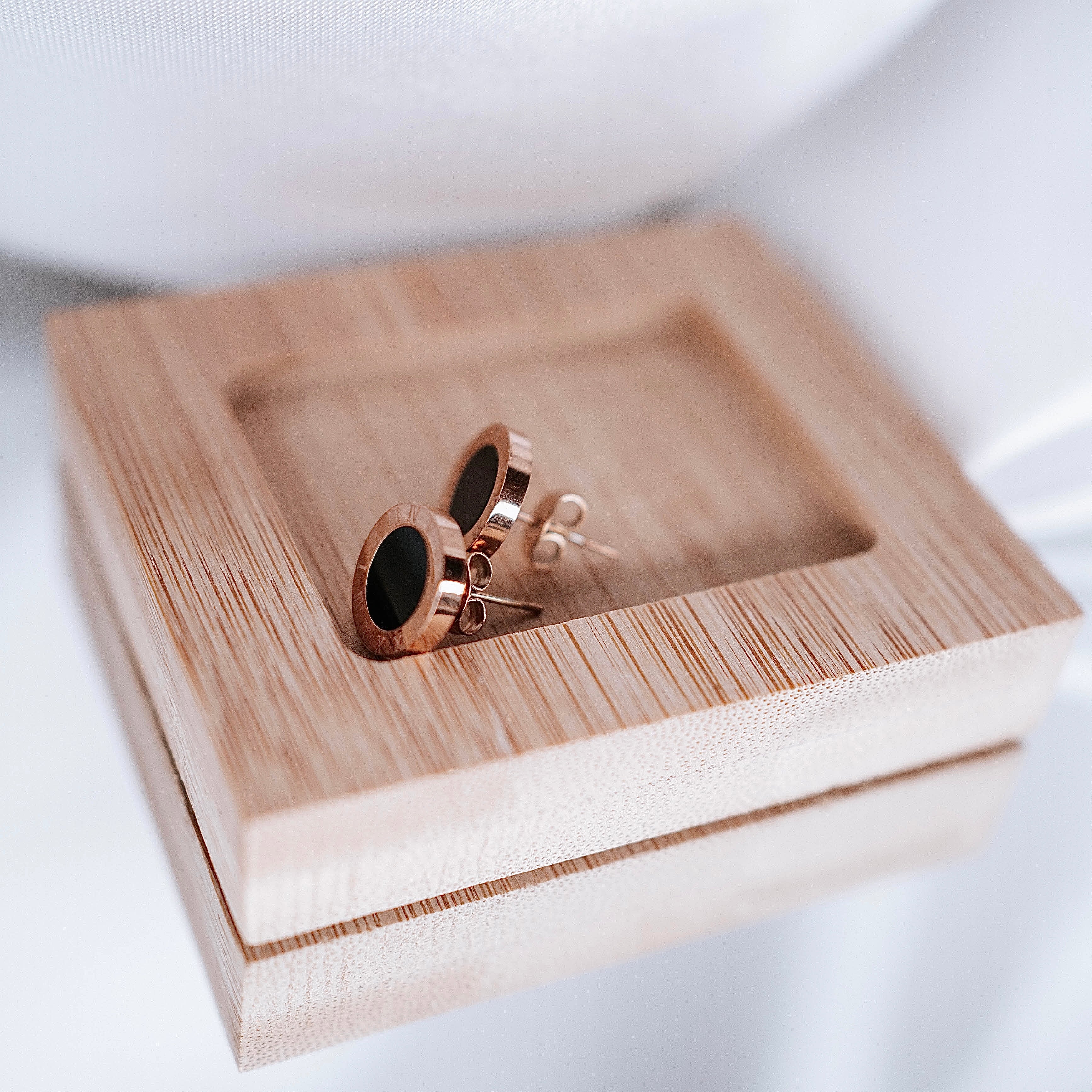 Apzeltīti auskari, neizraisa alerģiju, kvalitatīvi, neapsūbē, mitrumizturīgi. Drošs pirkums, ātra piegāde, plašs sortiments, vienkāršota atgriešana. Klasiski au…