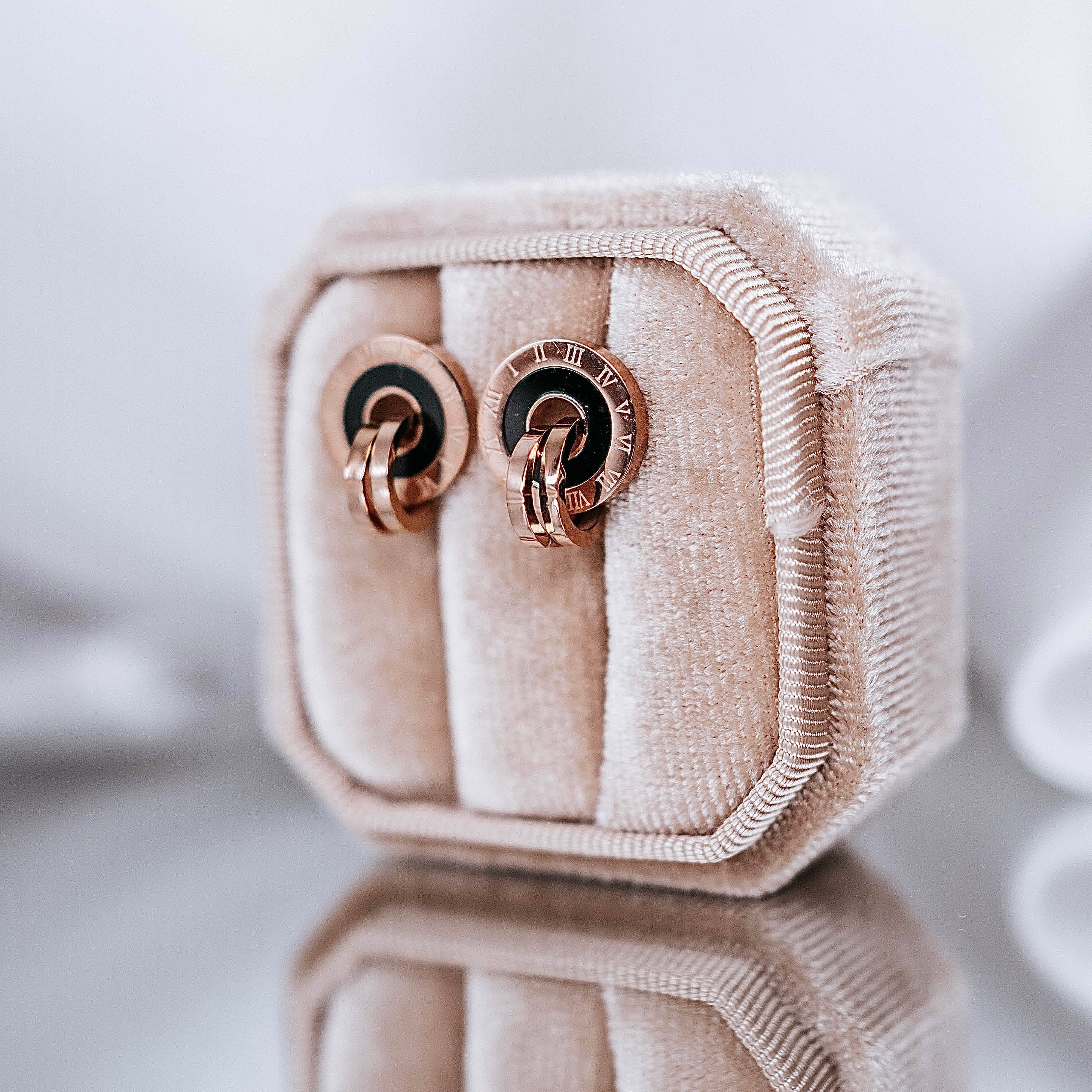 Apzeltīti auskari, neizraisa alerģiju, kvalitatīvi, neapsūbē, mitrumizturīgi. Drošs pirkums, ātra piegāde, plašs sortiments, vienkāršota atgriešana. Klasiski au…