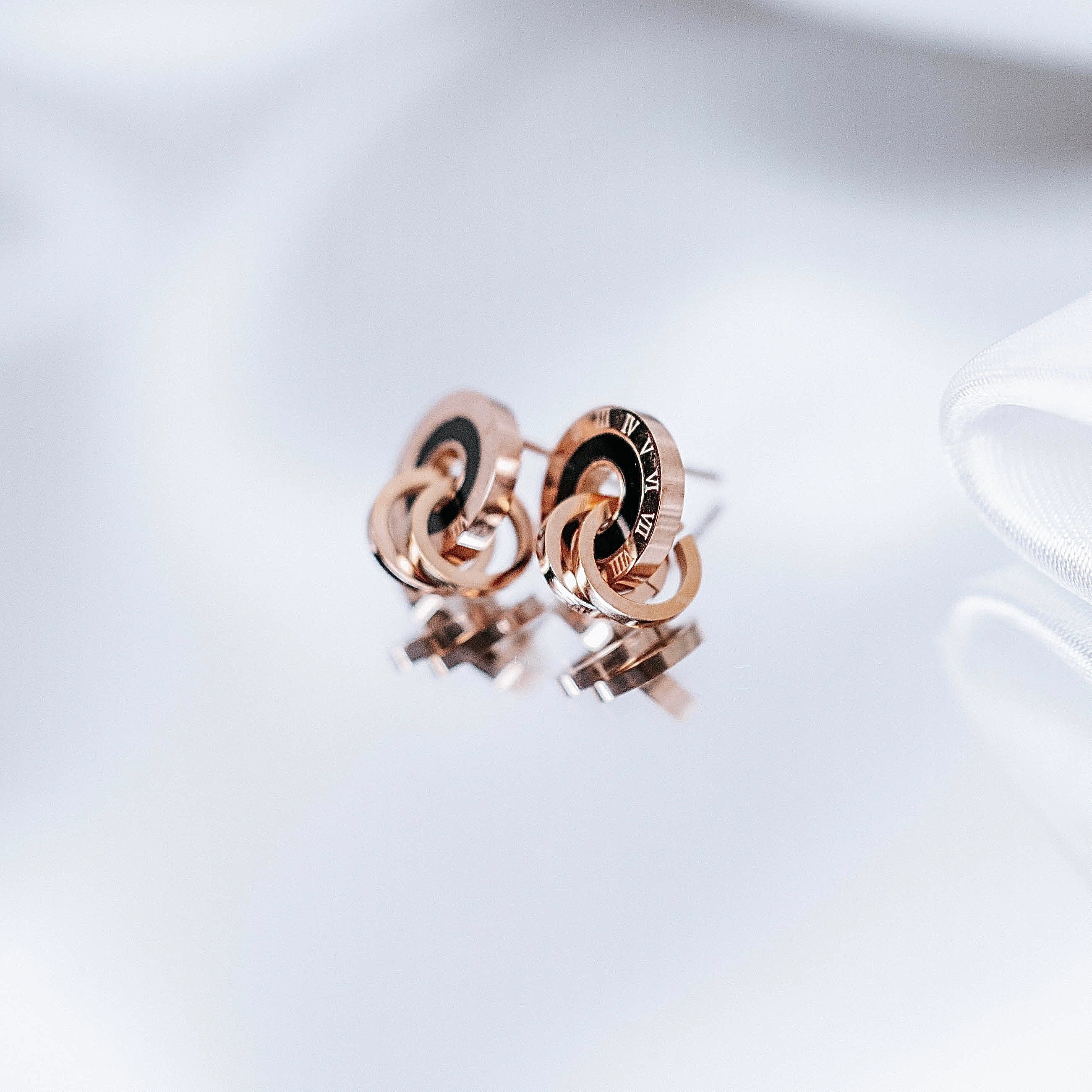 Apzeltīti auskari, neizraisa alerģiju, kvalitatīvi, neapsūbē, mitrumizturīgi. Drošs pirkums, ātra piegāde, plašs sortiments, vienkāršota atgriešana. Klasiski au…