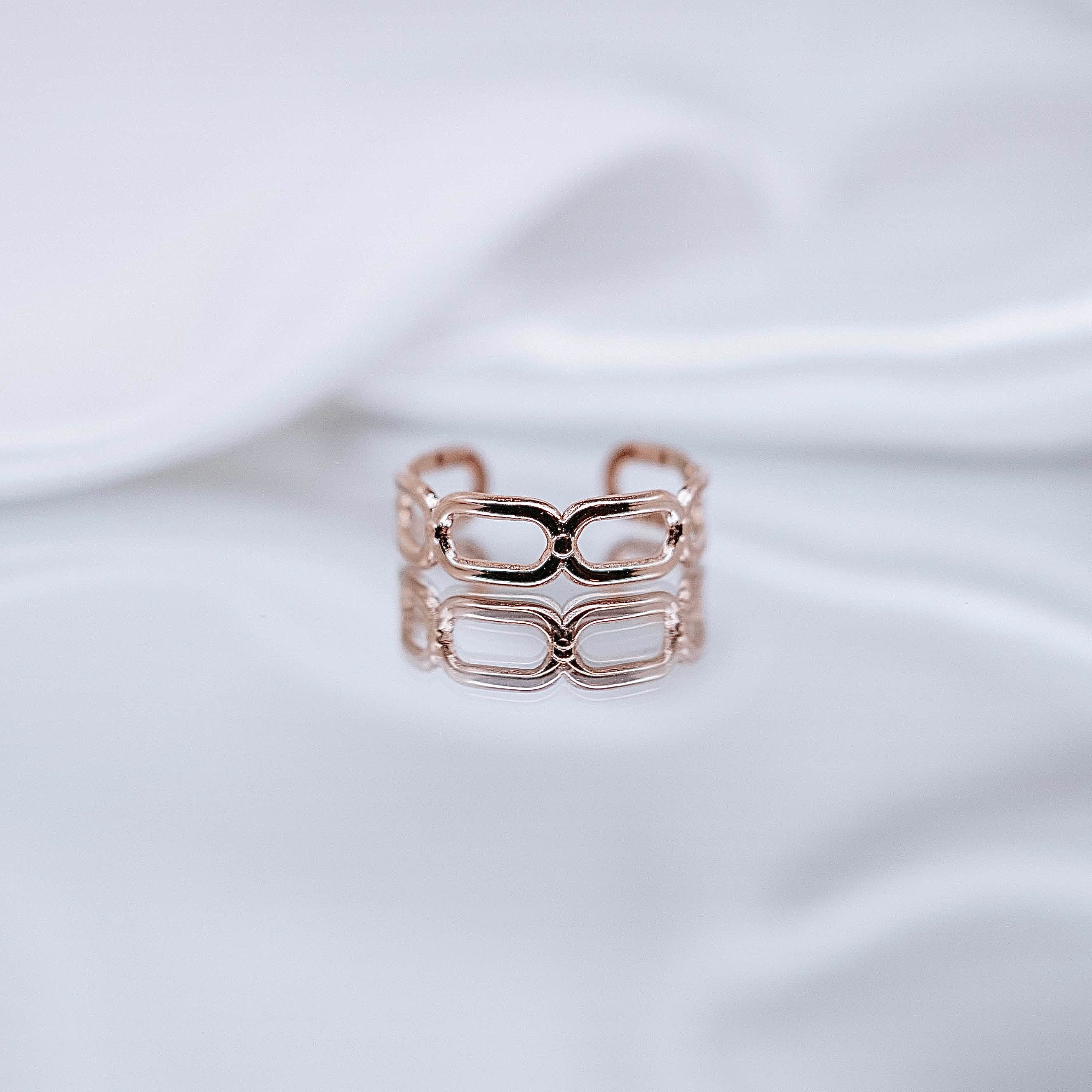 Apzeltīts gredzens, neizraisa alerģiju, kvalitatīvs, neapsūbē, mitrumizturīgs gredzens. Drošs pirkums, ātra piegāde, plašs sortiments, vienkāršota atgriešana. K…