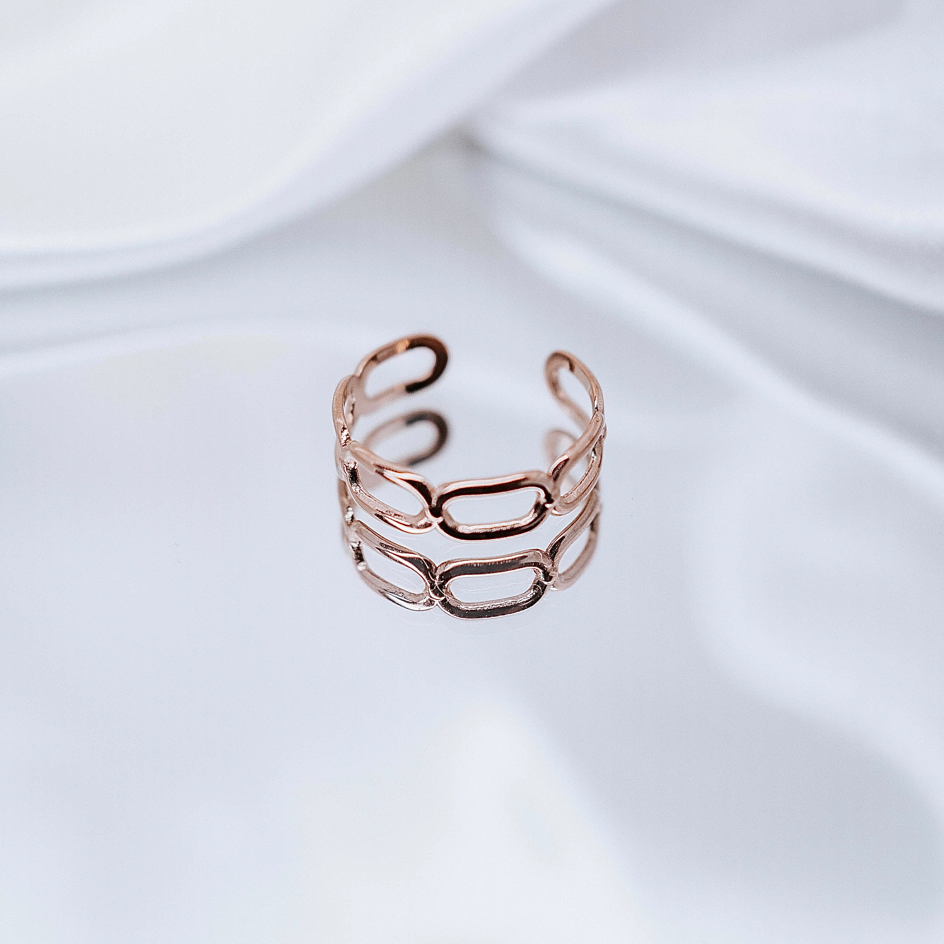 Apzeltīts gredzens, neizraisa alerģiju, kvalitatīvs, neapsūbē, mitrumizturīgs gredzens. Drošs pirkums, ātra piegāde, plašs sortiments, vienkāršota atgriešana. K…