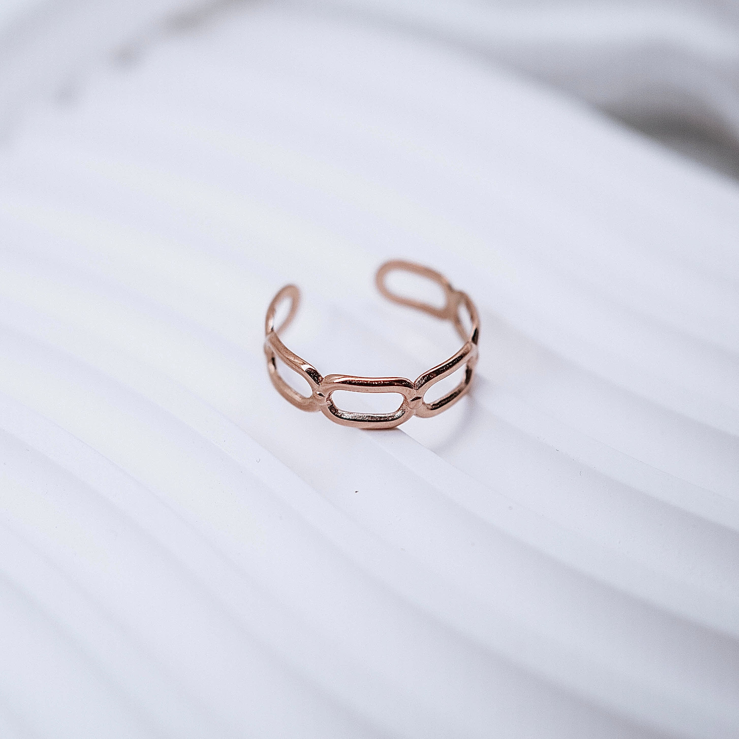 Apzeltīts gredzens, neizraisa alerģiju, kvalitatīvs, neapsūbē, mitrumizturīgs gredzens. Drošs pirkums, ātra piegāde, plašs sortiments, vienkāršota atgriešana. K…