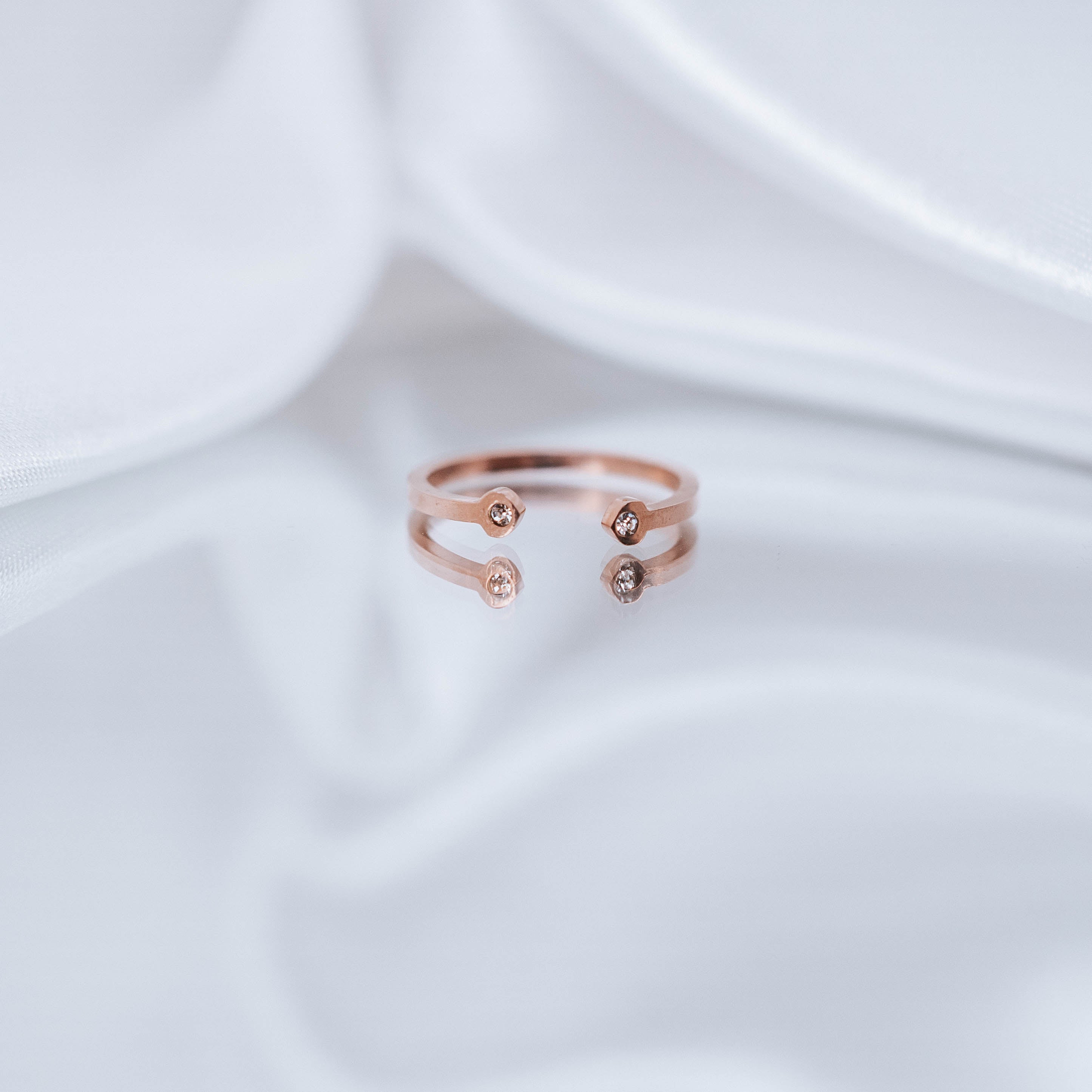 Apzeltīts gredzens, neizraisa alerģiju, kvalitatīvs, neapsūbē, mitrumizturīgs gredzens. Drošs pirkums, ātra piegāde, plašs sortiments, vienkāršota atgriešana. K…