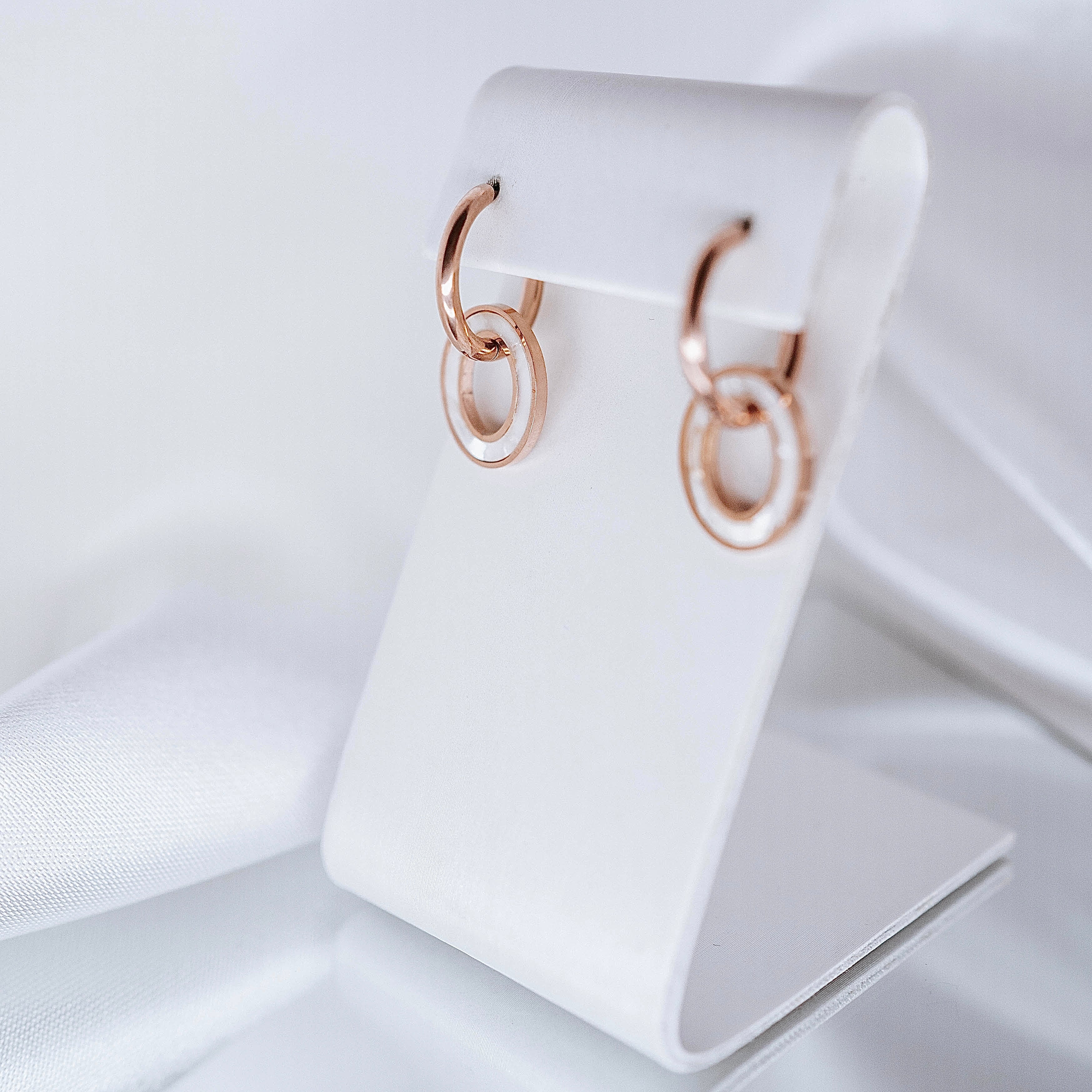 Auskari "Baltais vai melnais ovāls"