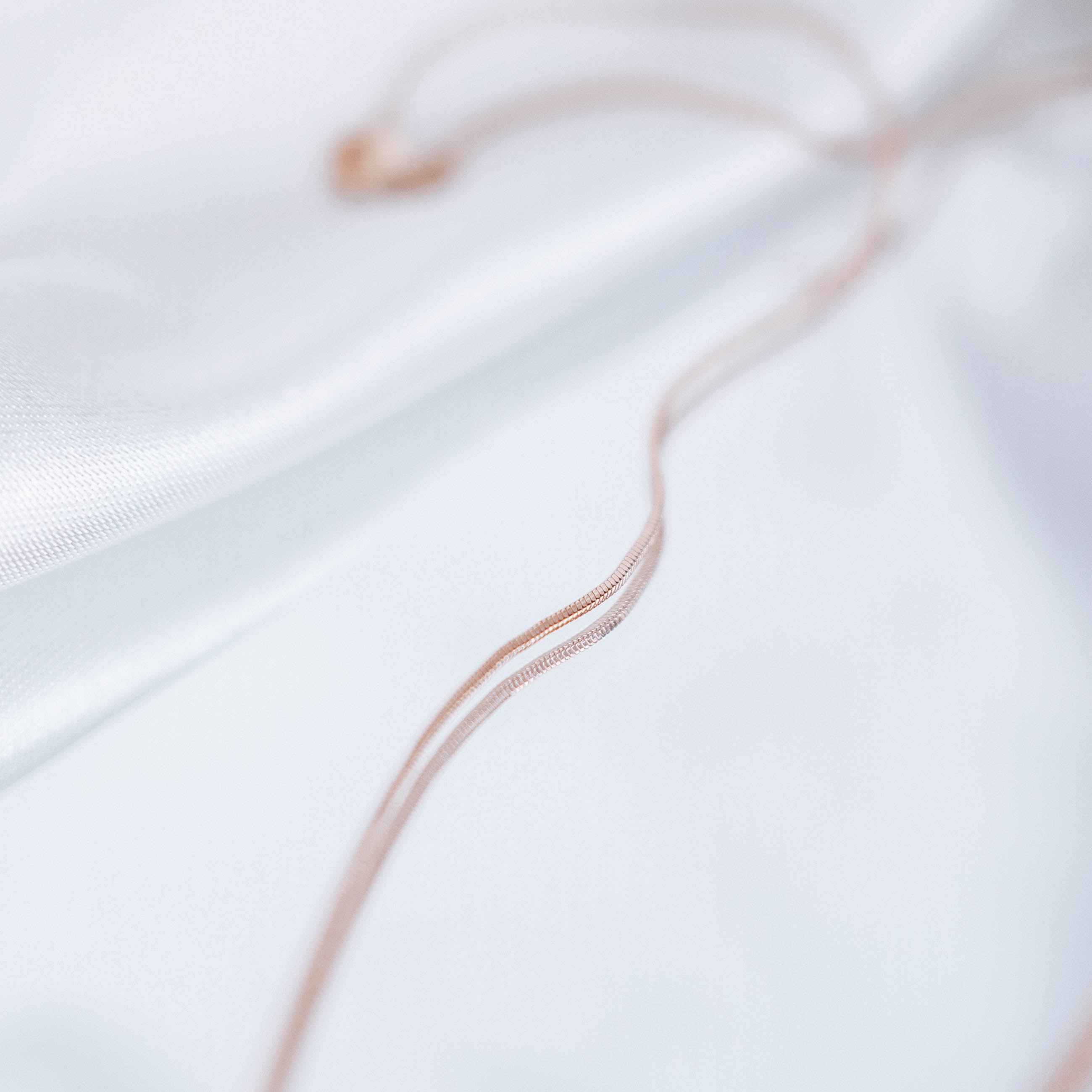 Apzeltīta ķēdīte, neizraisa alerģiju, kvalitatīva, neapsūbē. Drošs pirkums, ātra piegāde, plašs sortiments, vienkāršota atgriešana. Klasiska ķēdīte, kaklarota i…