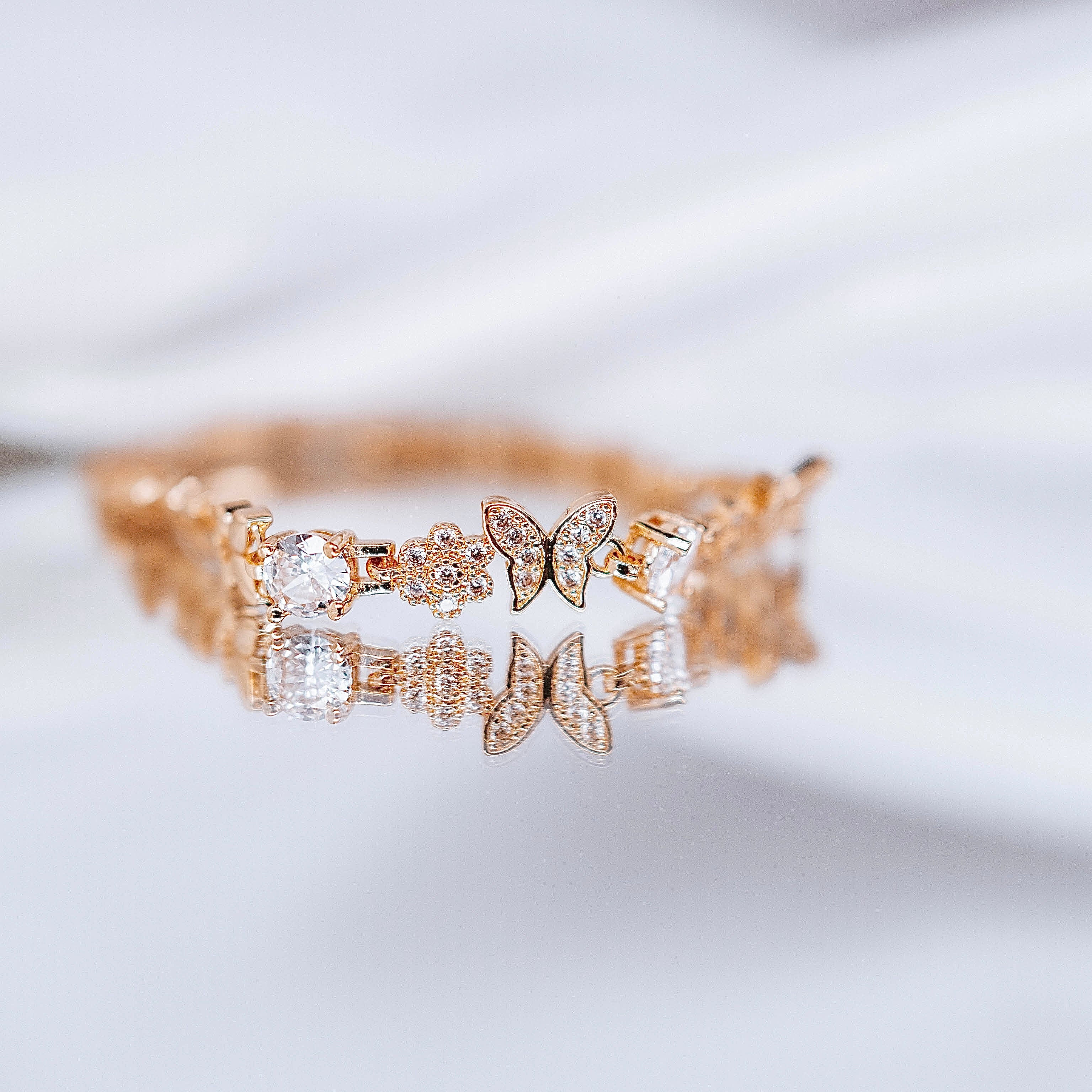 Apzeltīta rokassprādze, neizraisa alerģiju, kvalitatīva, neapsūbē. Drošs pirkums, ātra piegāde, plašs sortiments, vienkāršota atgriešana. Klasiska ķēdīte, rokas…