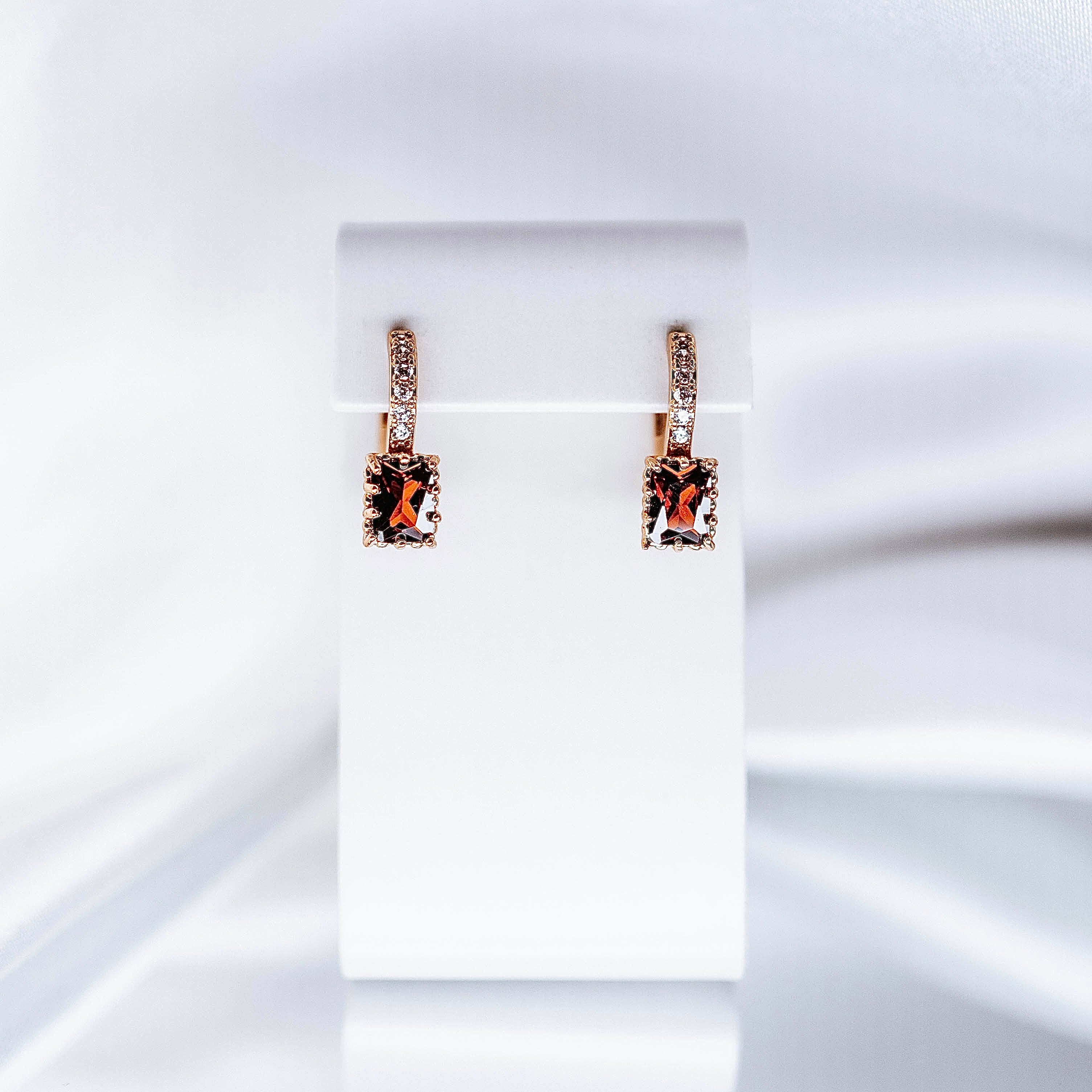 Apzeltīti auskari, neizraisa alerģiju, kvalitatīvi, neapsūbē, mitrumizturīgi. Drošs pirkums, ātra piegāde, plašs sortiments, vienkāršota atgriešana. Klasiski au…