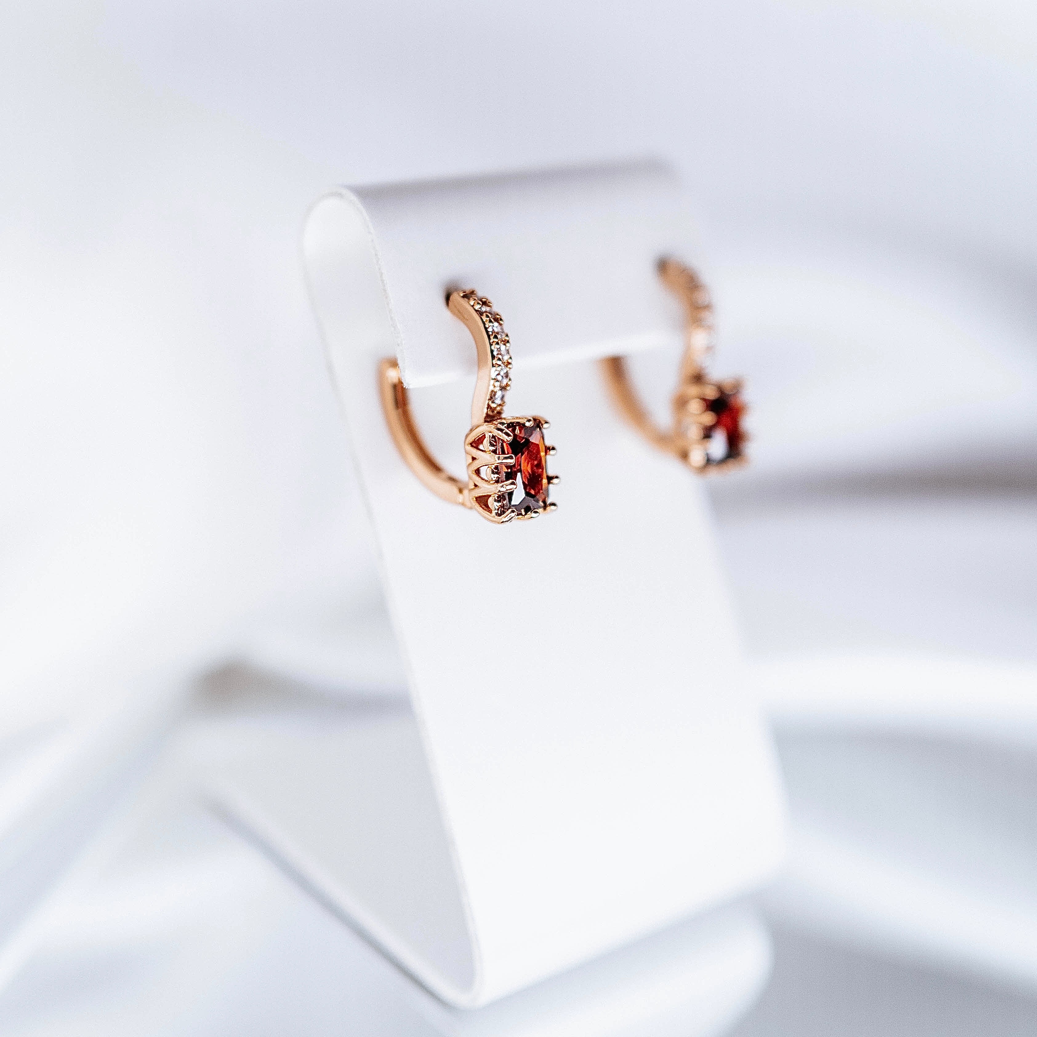 Apzeltīti auskari, neizraisa alerģiju, kvalitatīvi, neapsūbē, mitrumizturīgi. Drošs pirkums, ātra piegāde, plašs sortiments, vienkāršota atgriešana. Klasiski au…