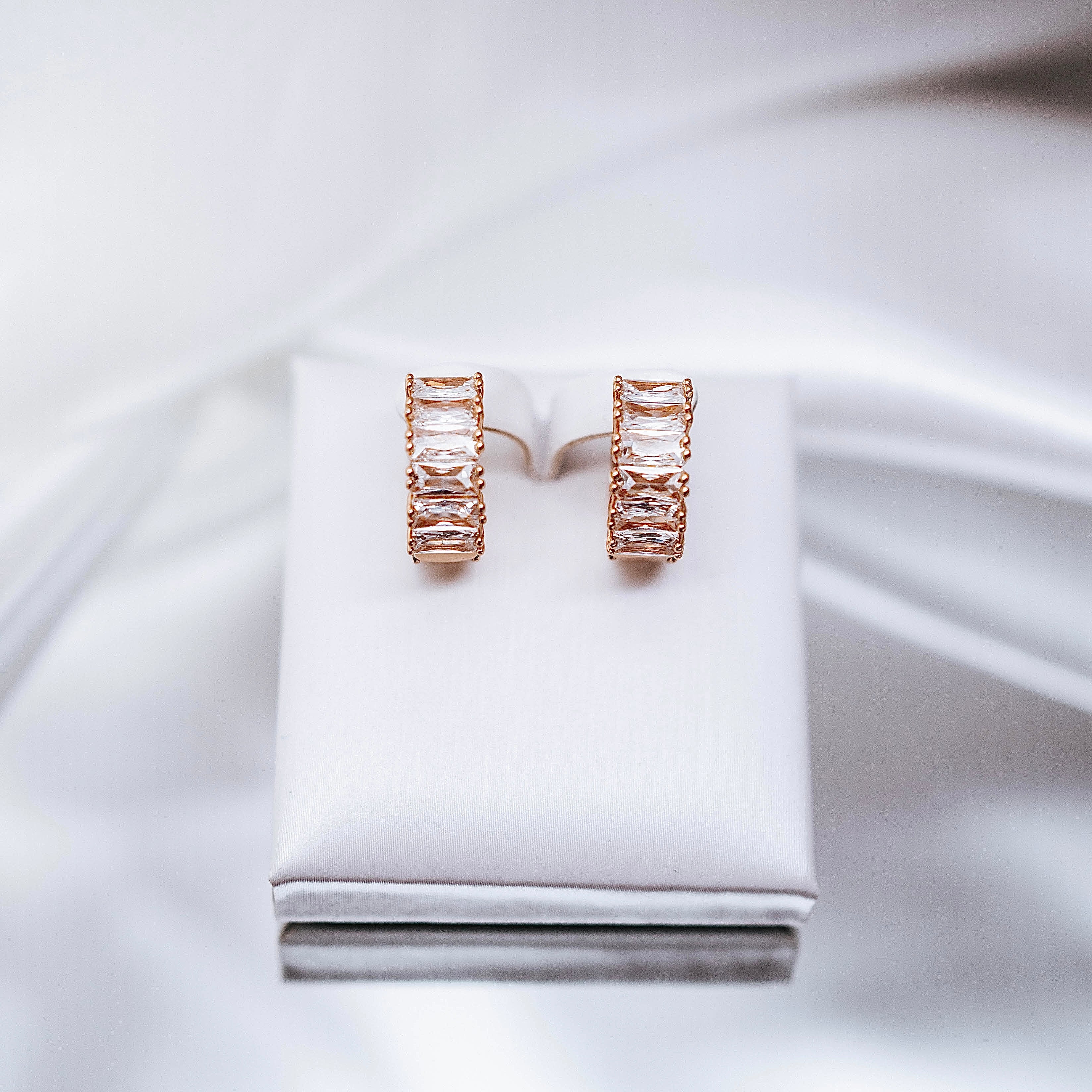 Apzeltīti auskari, neizraisa alerģiju, kvalitatīvi, neapsūbē, mitrumizturīgi. Drošs pirkums, ātra piegāde, plašs sortiments, vienkāršota atgriešana. Klasiski au…