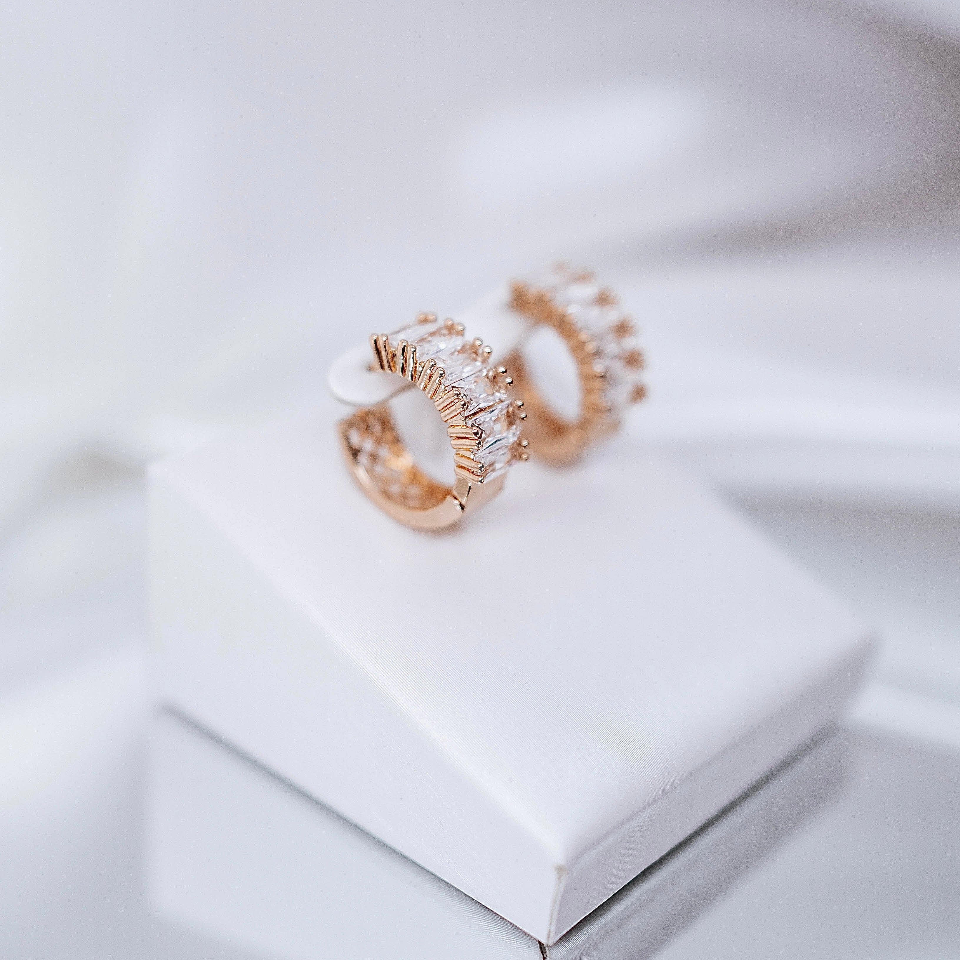 Apzeltīti auskari, neizraisa alerģiju, kvalitatīvi, neapsūbē, mitrumizturīgi. Drošs pirkums, ātra piegāde, plašs sortiments, vienkāršota atgriešana. Klasiski au…