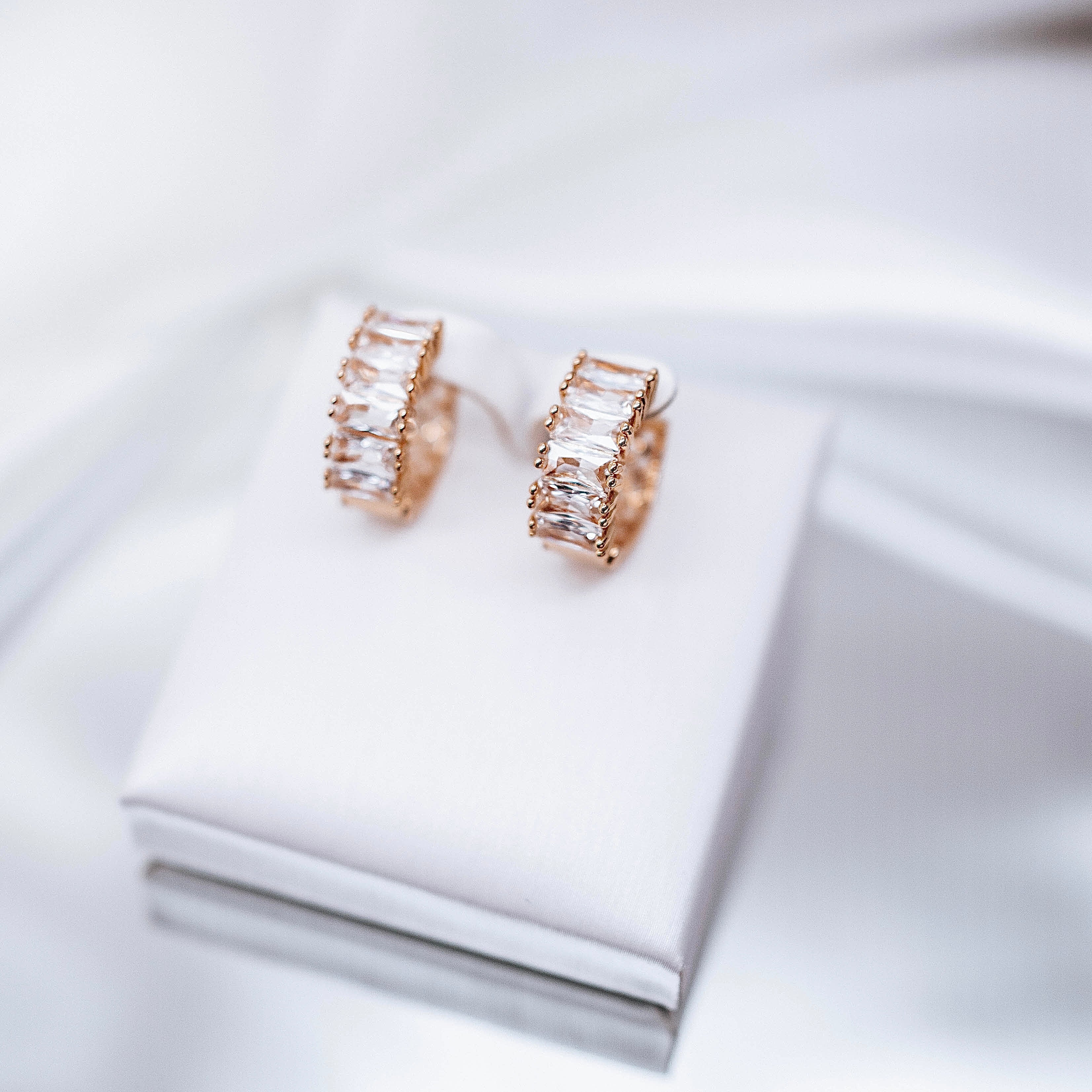 Apzeltīti auskari, neizraisa alerģiju, kvalitatīvi, neapsūbē, mitrumizturīgi. Drošs pirkums, ātra piegāde, plašs sortiments, vienkāršota atgriešana. Klasiski au…