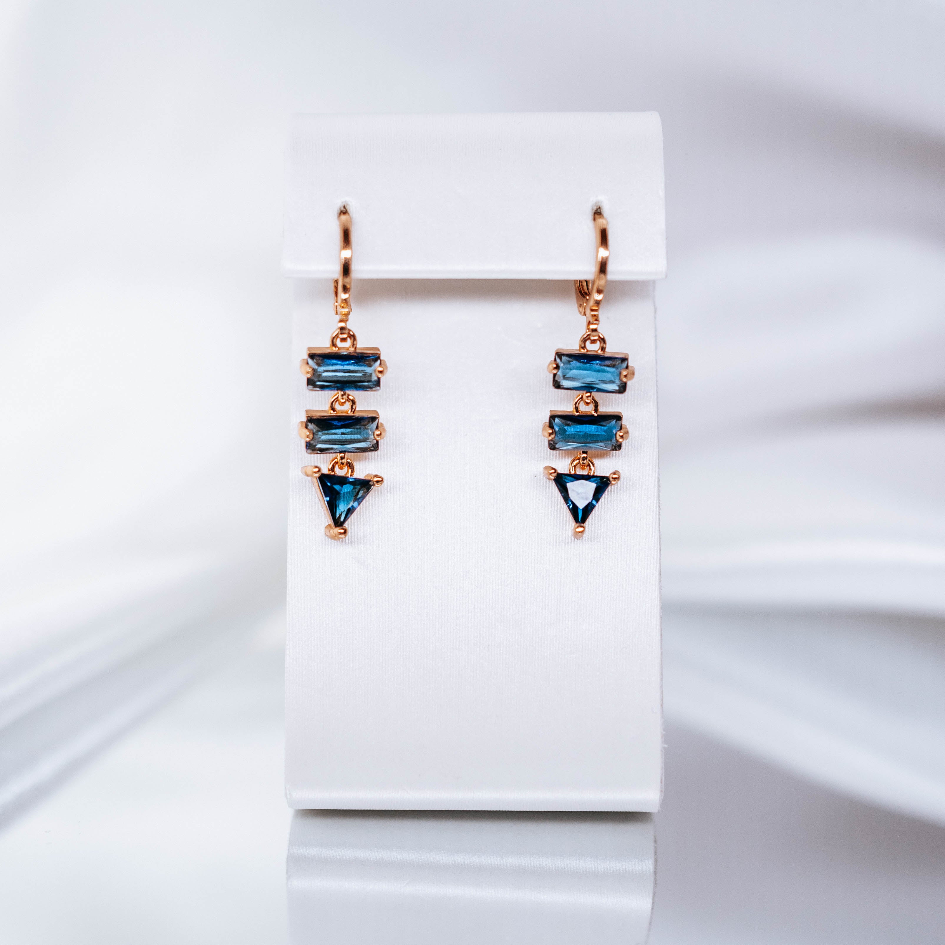 Apzeltīti auskari, neizraisa alerģiju, kvalitatīvi, neapsūbē, mitrumizturīgi. Drošs pirkums, ātra piegāde, plašs sortiments, vienkāršota atgriešana. Klasiski au…