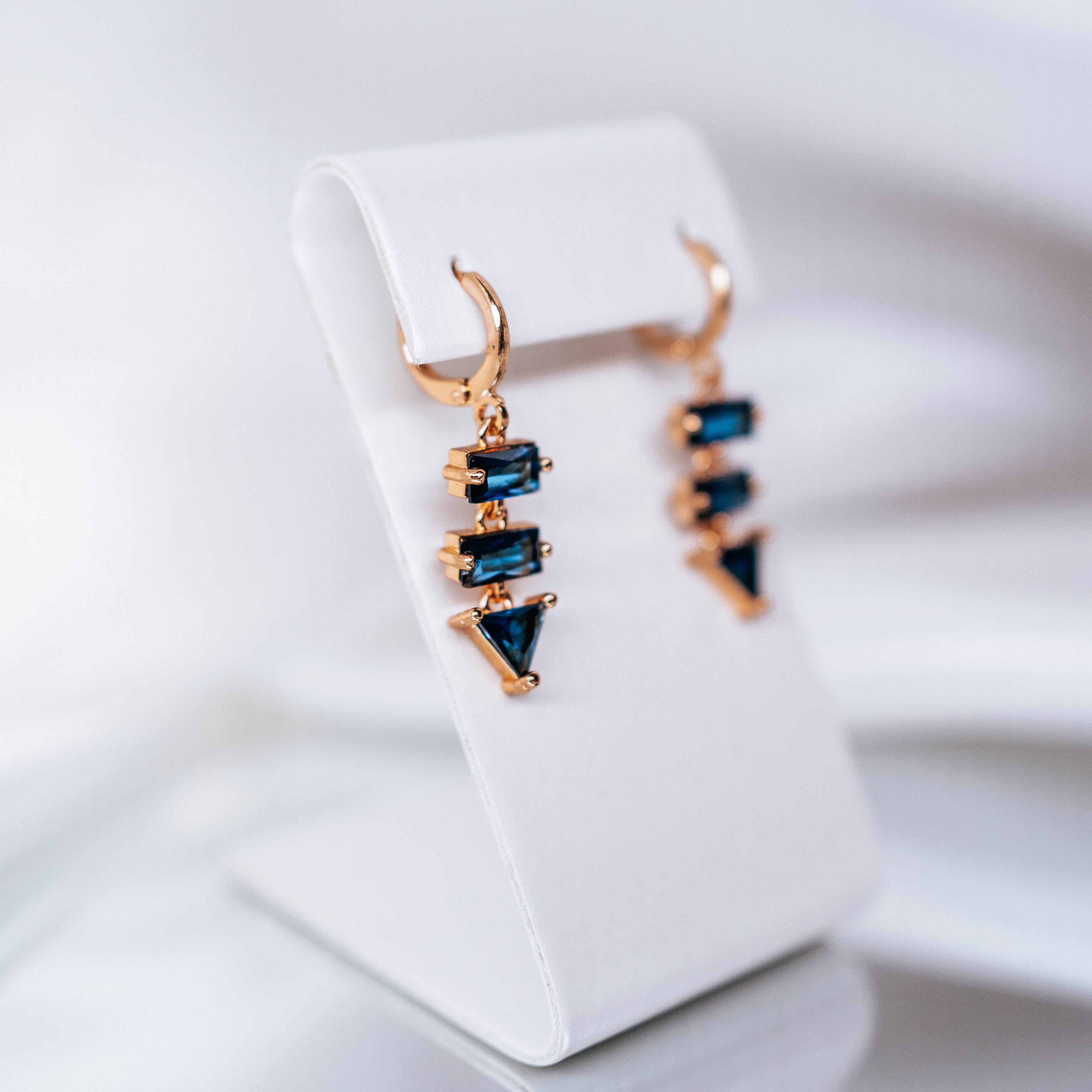 Apzeltīti auskari, neizraisa alerģiju, kvalitatīvi, neapsūbē, mitrumizturīgi. Drošs pirkums, ātra piegāde, plašs sortiments, vienkāršota atgriešana. Klasiski au…