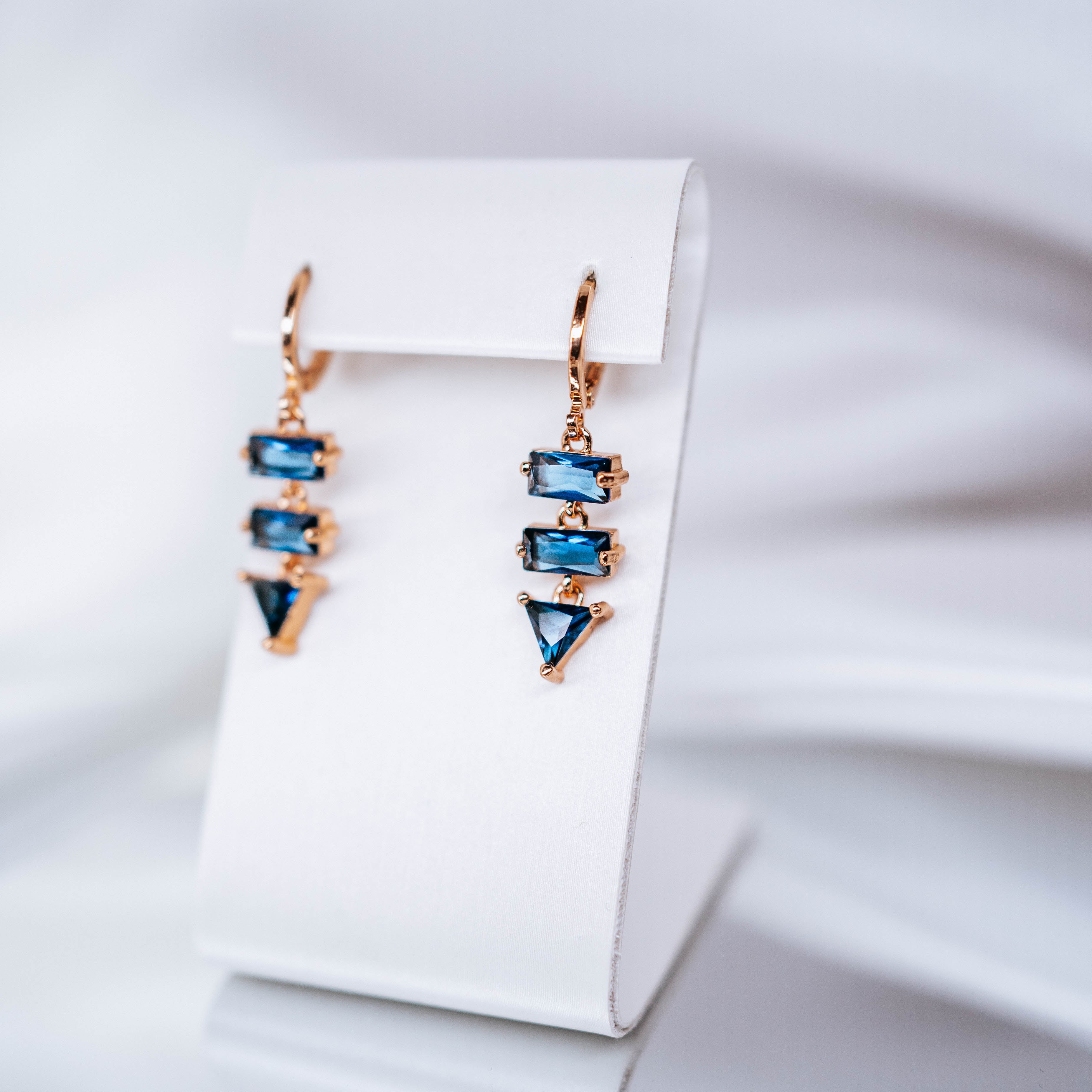 Apzeltīti auskari, neizraisa alerģiju, kvalitatīvi, neapsūbē, mitrumizturīgi. Drošs pirkums, ātra piegāde, plašs sortiments, vienkāršota atgriešana. Klasiski au…