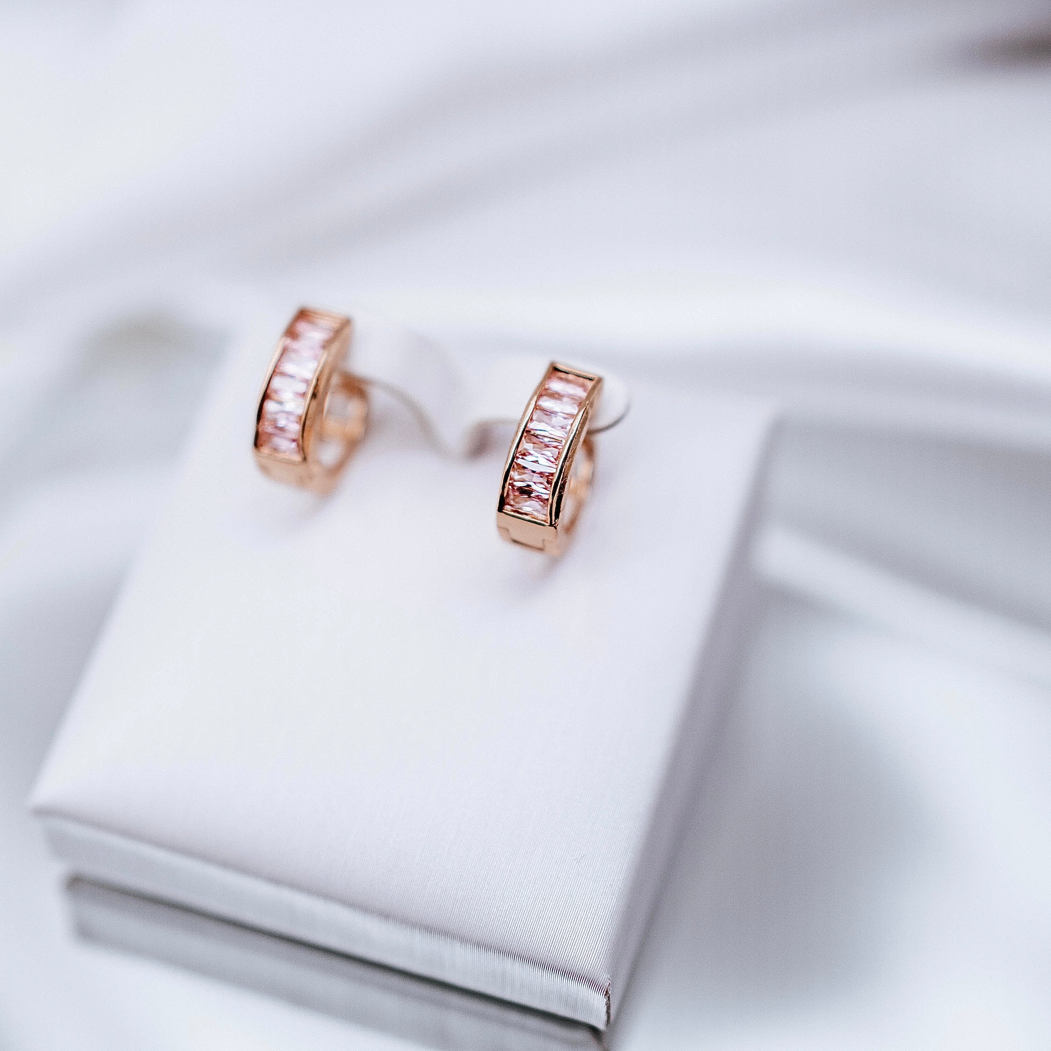 Auskari "Nākotnes kristāli dažādas krāsas"