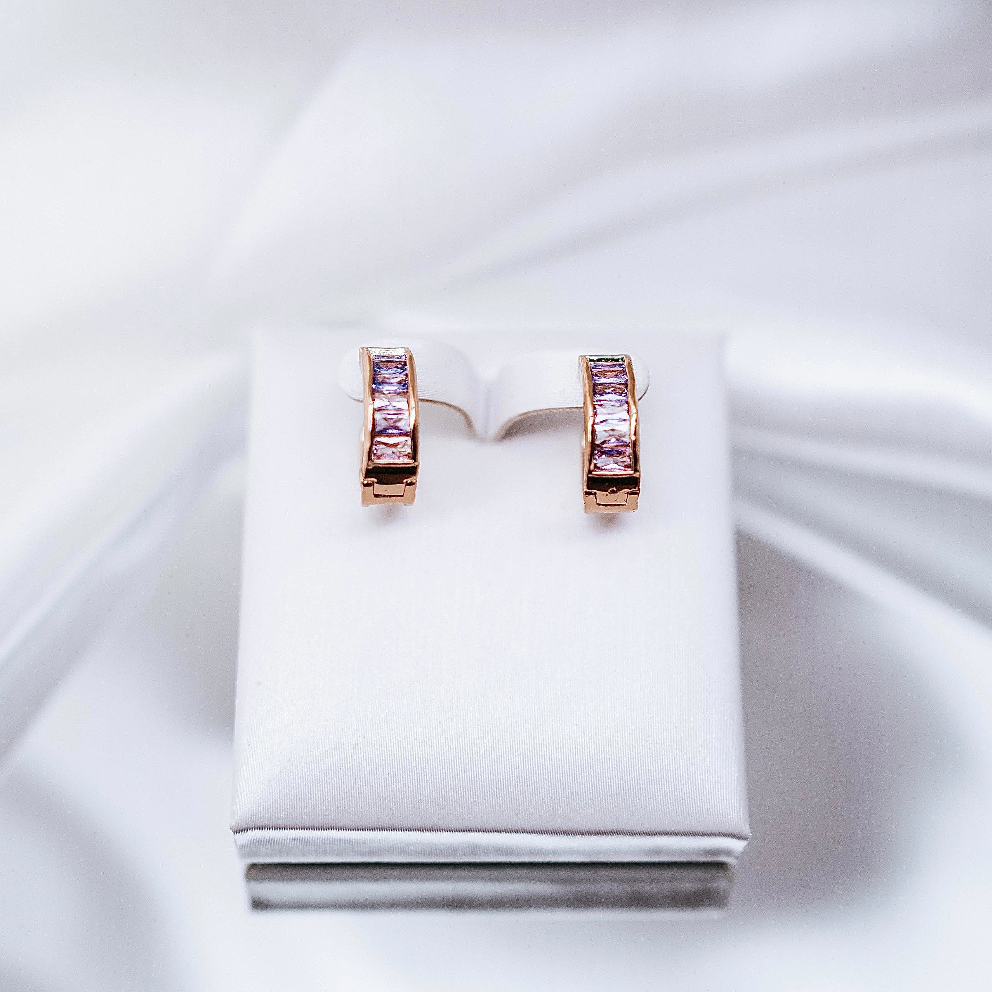 Apzeltīti auskari, neizraisa alerģiju, kvalitatīvi, neapsūbē, mitrumizturīgi. Drošs pirkums, ātra piegāde, plašs sortiments, vienkāršota atgriešana. Klasiski au…