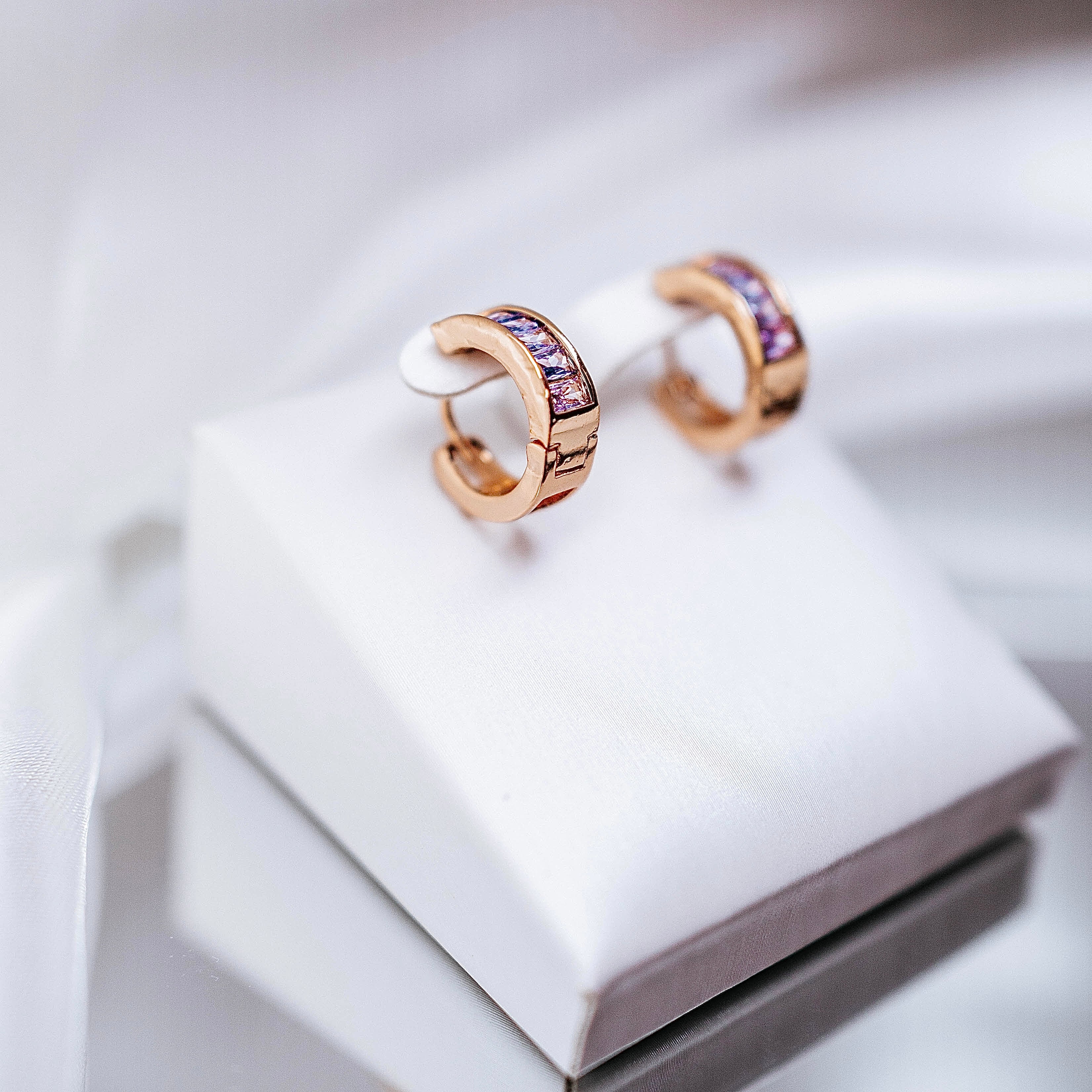 Apzeltīti auskari, neizraisa alerģiju, kvalitatīvi, neapsūbē, mitrumizturīgi. Drošs pirkums, ātra piegāde, plašs sortiments, vienkāršota atgriešana. Klasiski au…