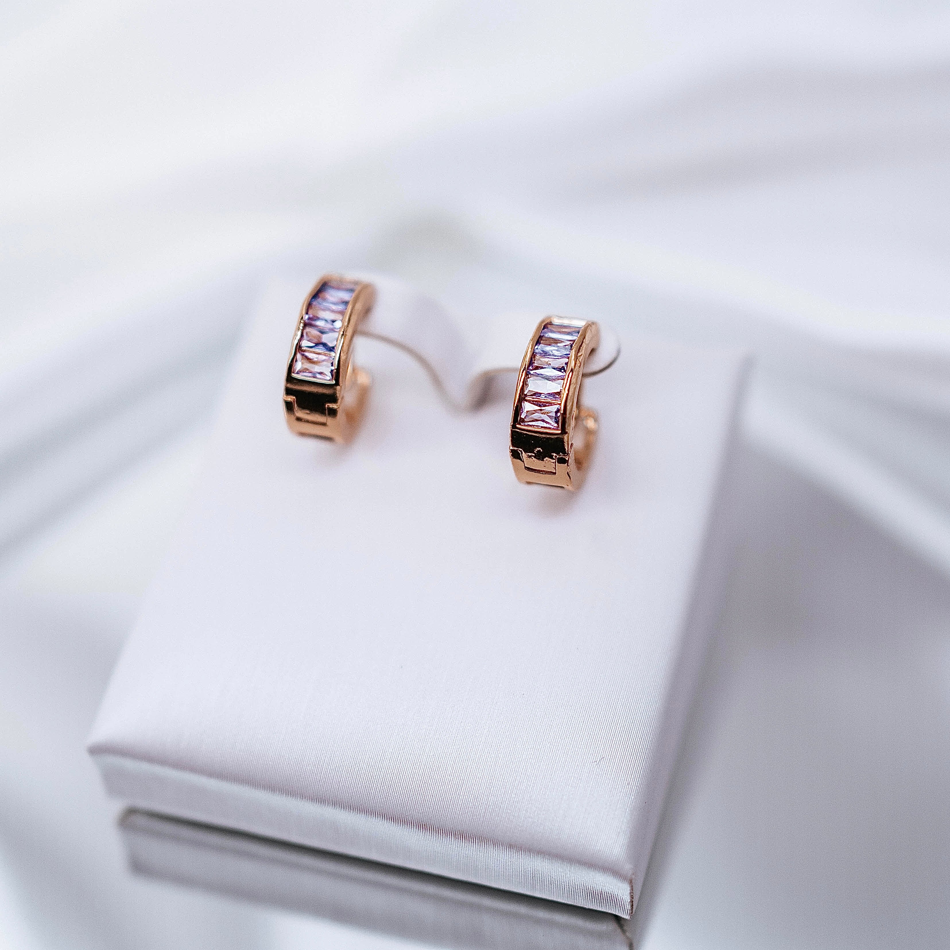 Apzeltīti auskari, neizraisa alerģiju, kvalitatīvi, neapsūbē, mitrumizturīgi. Drošs pirkums, ātra piegāde, plašs sortiments, vienkāršota atgriešana. Klasiski au…