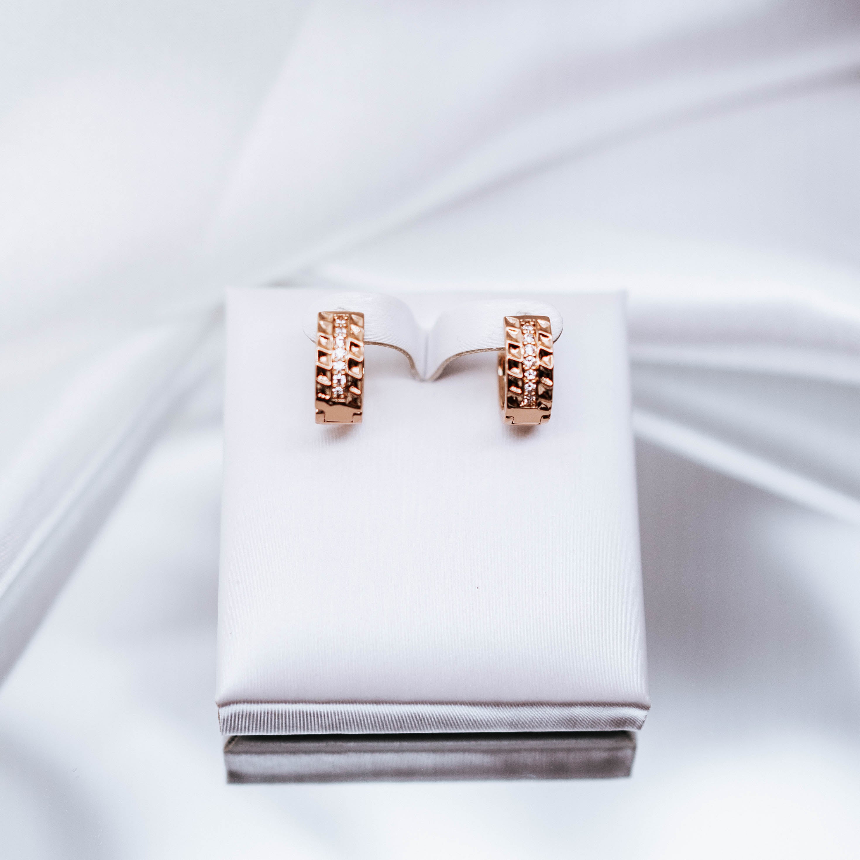 Apzeltīti auskari, neizraisa alerģiju, kvalitatīvi, neapsūbē, mitrumizturīgi. Drošs pirkums, ātra piegāde, plašs sortiments, vienkāršota atgriešana. Klasiski au…