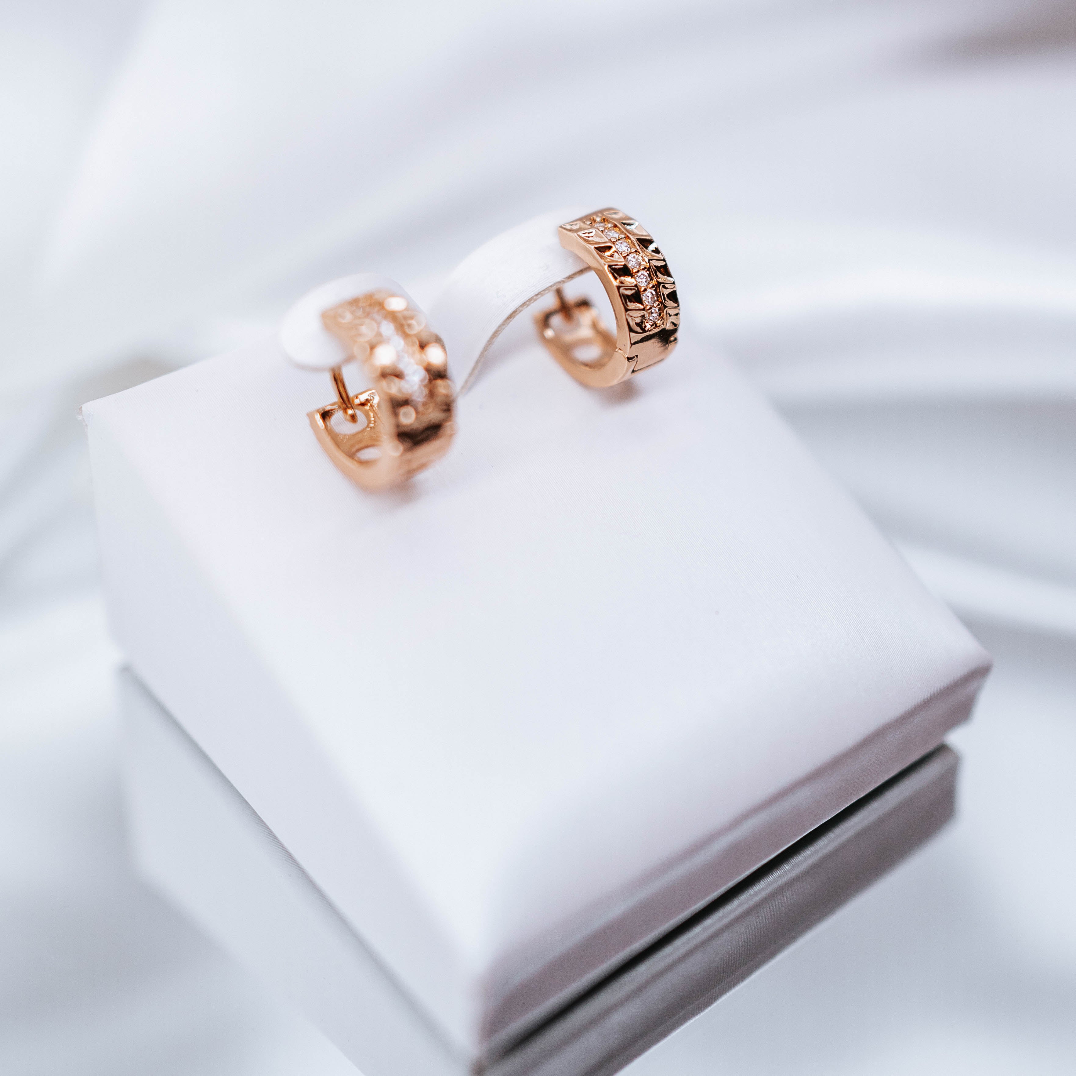 Apzeltīti auskari, neizraisa alerģiju, kvalitatīvi, neapsūbē, mitrumizturīgi. Drošs pirkums, ātra piegāde, plašs sortiments, vienkāršota atgriešana. Klasiski au…