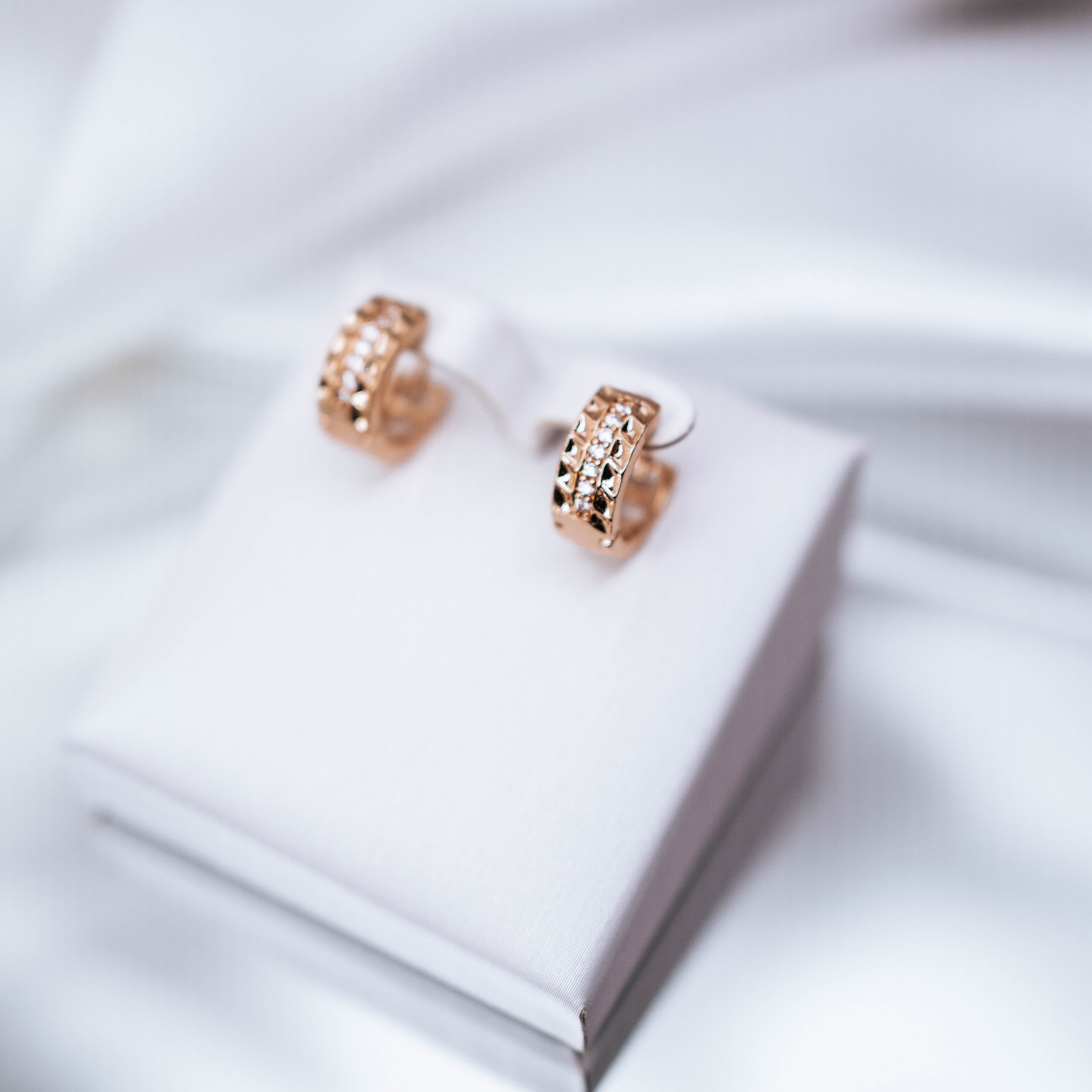 Apzeltīti auskari, neizraisa alerģiju, kvalitatīvi, neapsūbē, mitrumizturīgi. Drošs pirkums, ātra piegāde, plašs sortiments, vienkāršota atgriešana. Klasiski au…