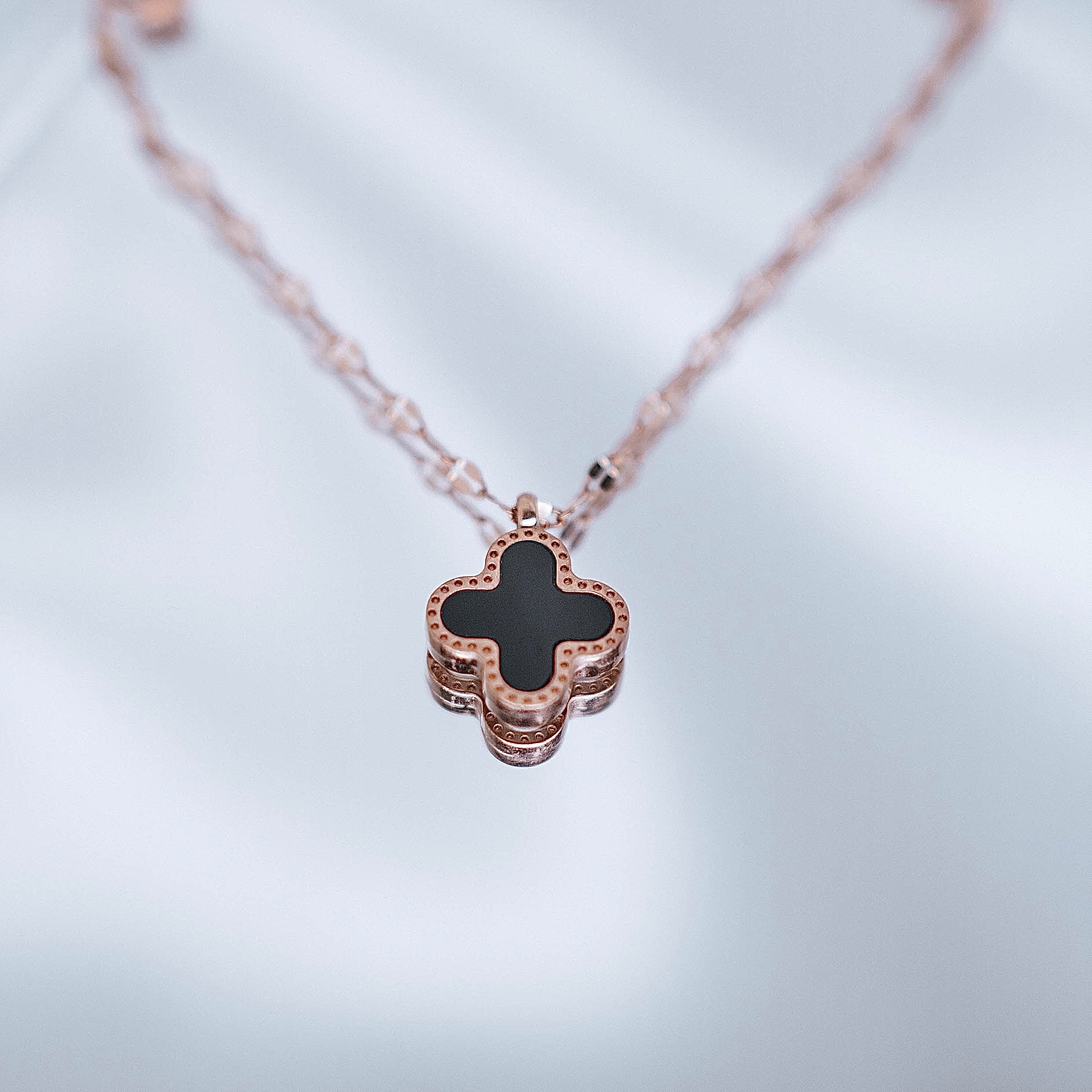 Kaklarota "Black shiny clover rose"