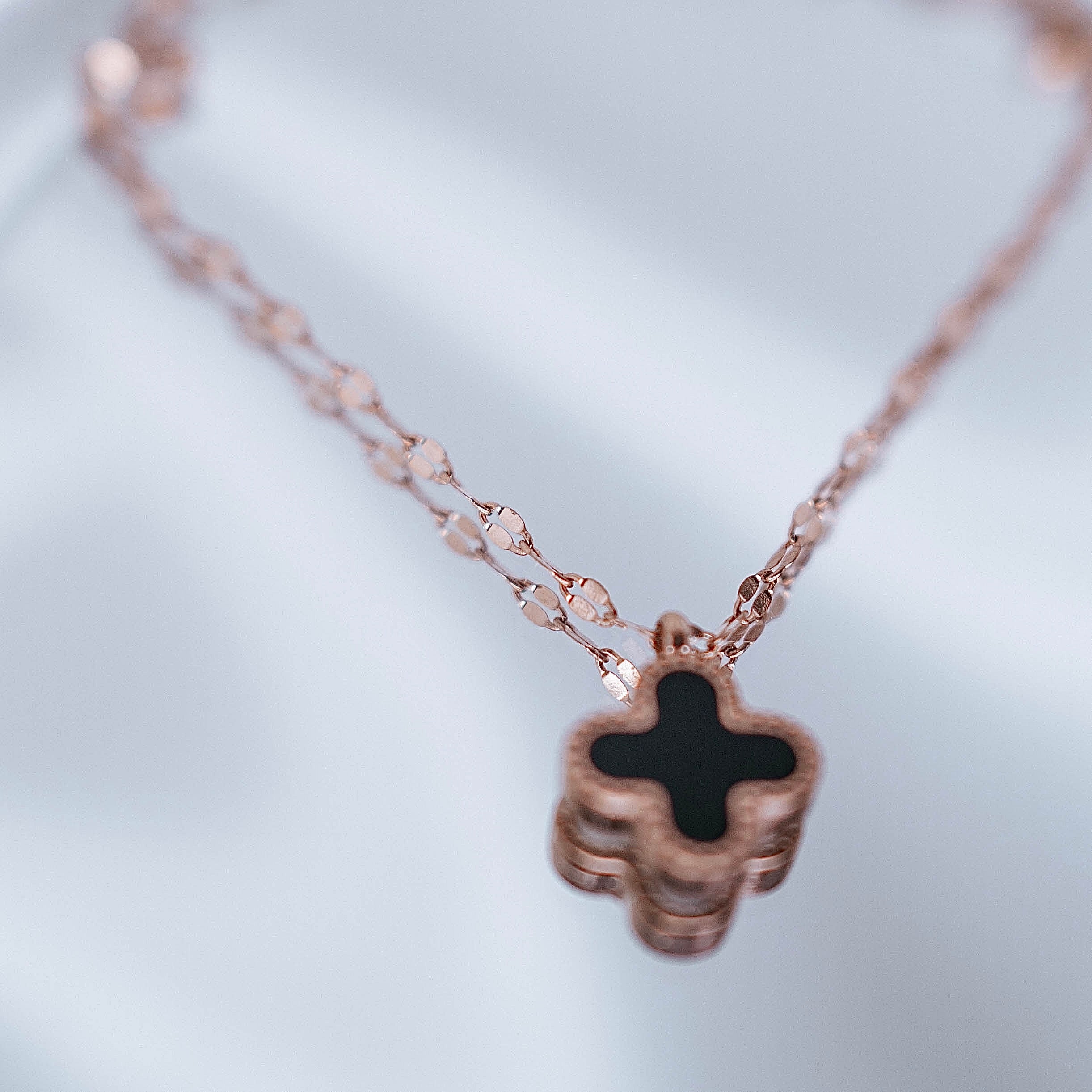 Kaklarota "Black shiny clover rose"