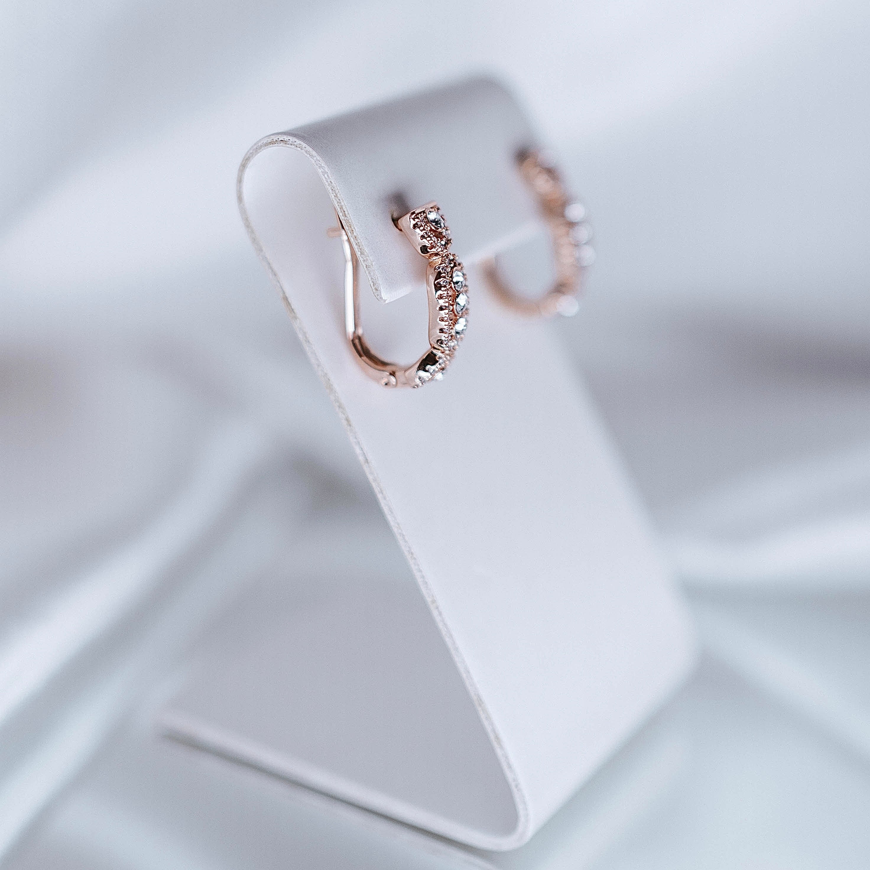 Apzeltīti auskari, neizraisa alerģiju, kvalitatīvi, neapsūbē, mitrumizturīgi. Drošs pirkums, ātra piegāde, plašs sortiments, vienkāršota atgriešana. Klasiski au…