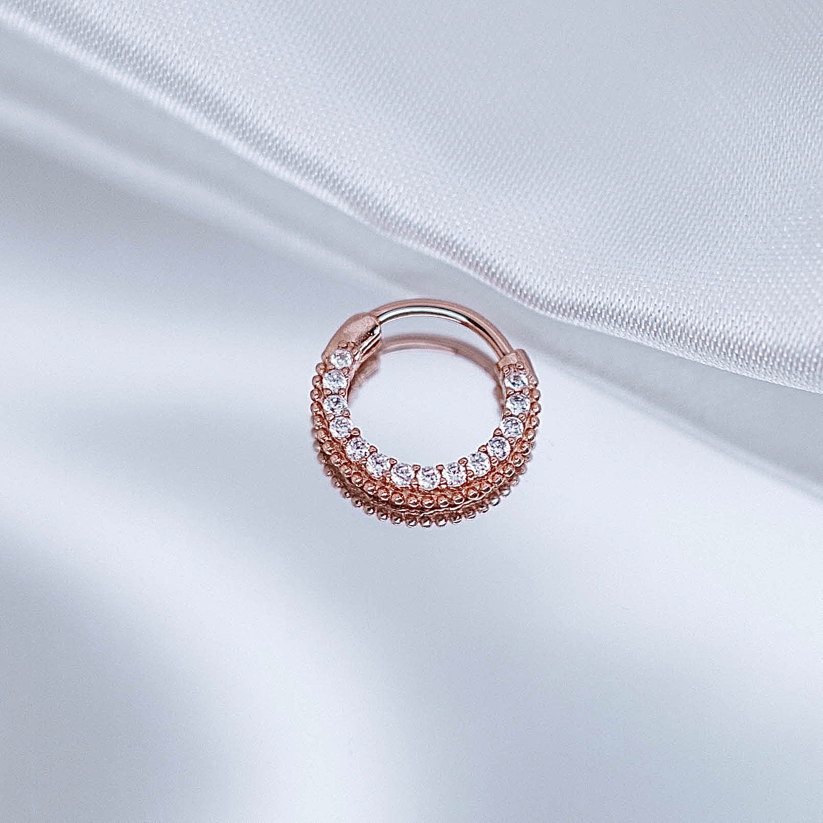 Apzeltīts pīrsings, neizraisa alerģiju, kvalitatīvi pīrsingi, neapsūbē, mitrumizturīgi. Drošs pirkums, ātra piegāde, plašs sortiments, vienkārša atgriešana. Deg…