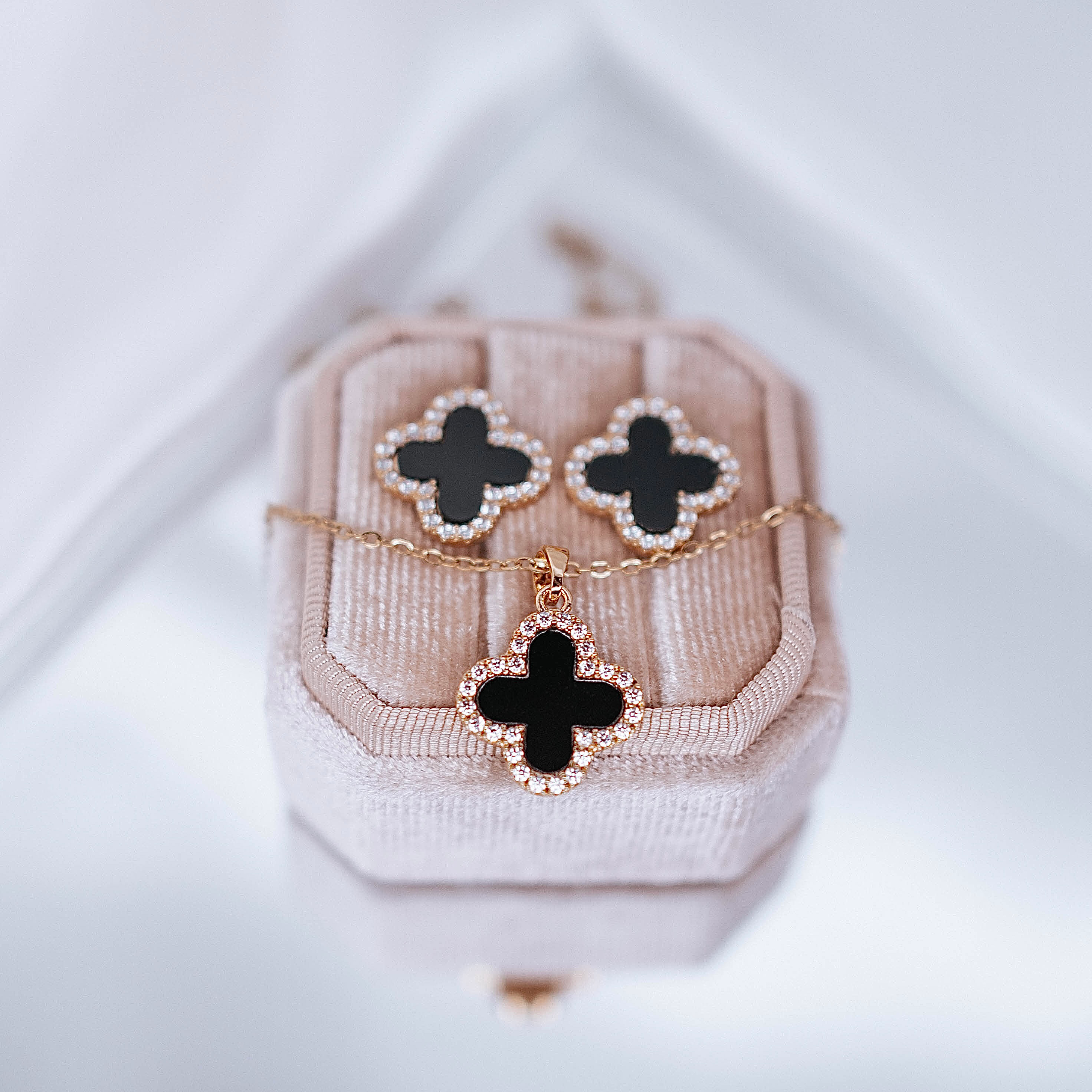 Rotu komplekts "Black clover crystal" /arī atsevišķi