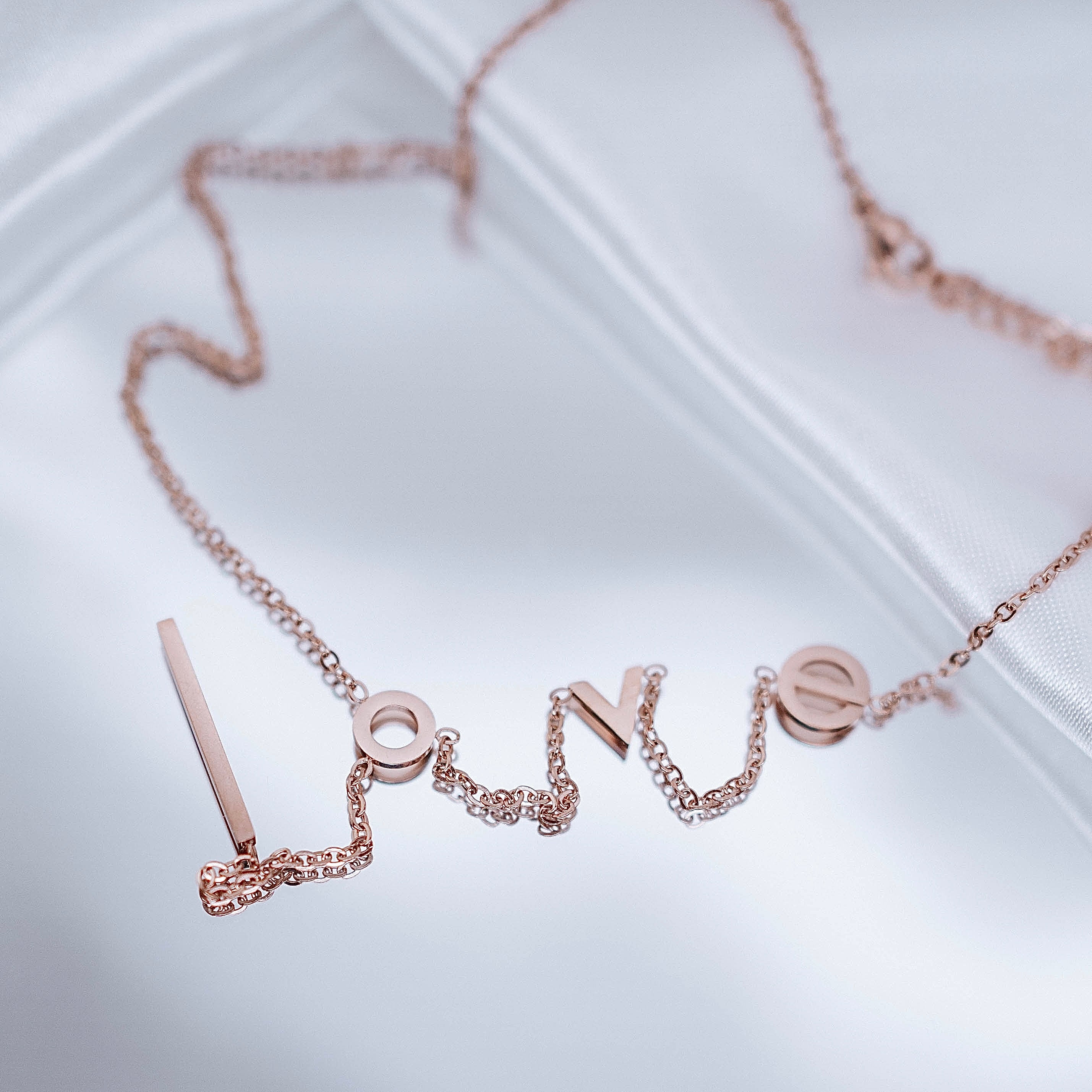 Apzeltīta ķēdīte, neizraisa alerģiju, kvalitatīva, neapsūbē. Drošs pirkums, ātra piegāde, plašs sortiments, vienkāršota atgriešana. Klasiska ķēdīte, kaklarota i…