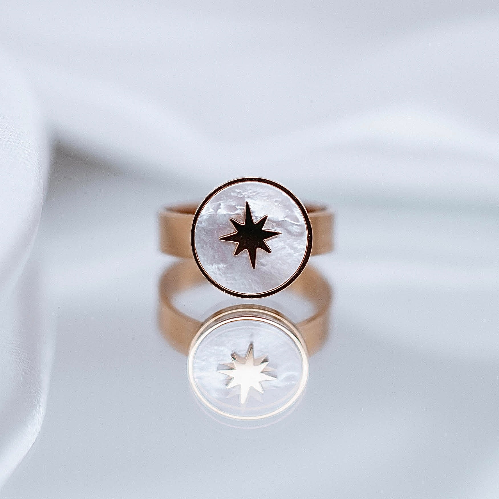 Gredzens "Apaļais perlamutrs un zvaigzne"