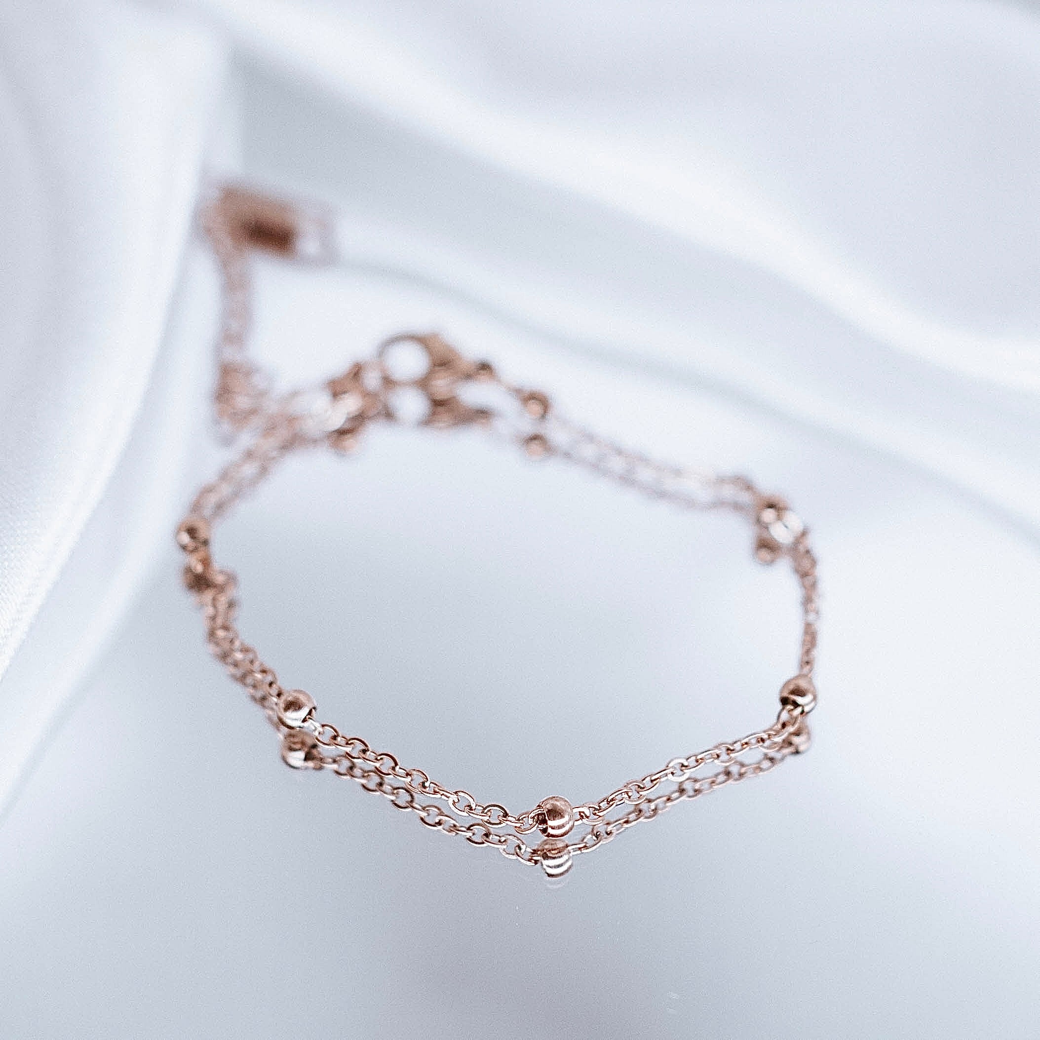 Rokassprādze "Bumbiņas ķēdēs"