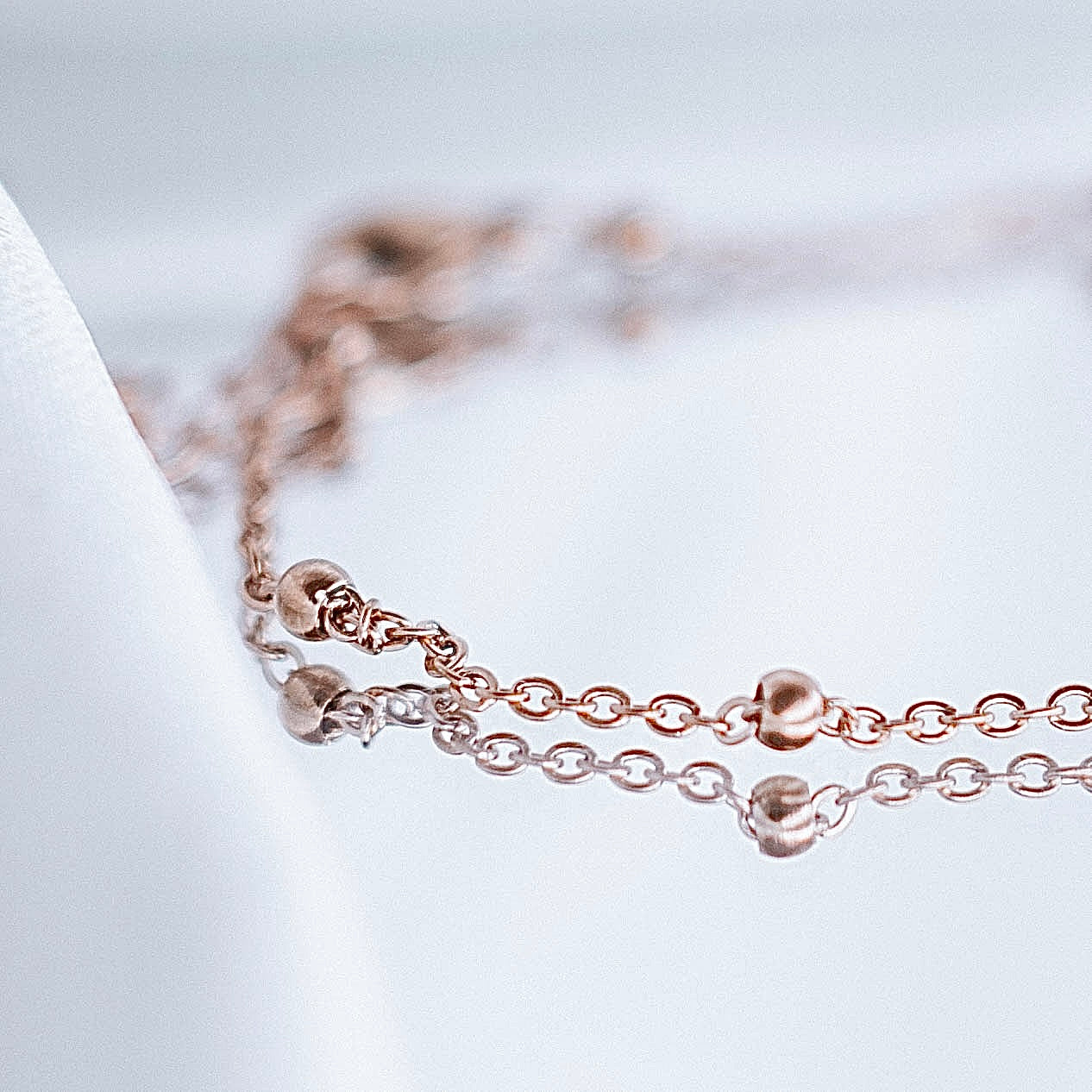 Rokassprādze "Bumbiņas ķēdēs"