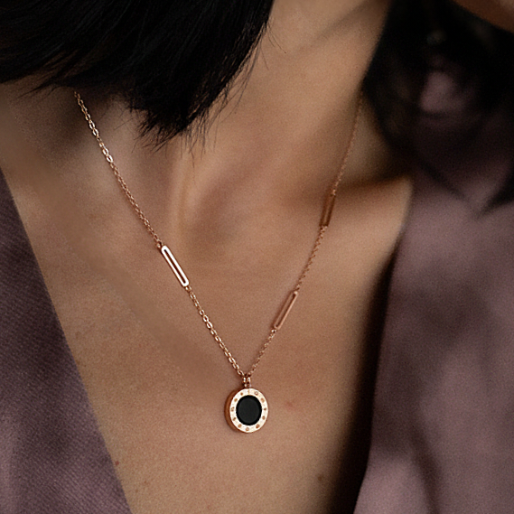 Kaklarota "Melnā un baltā elegance līnijās"