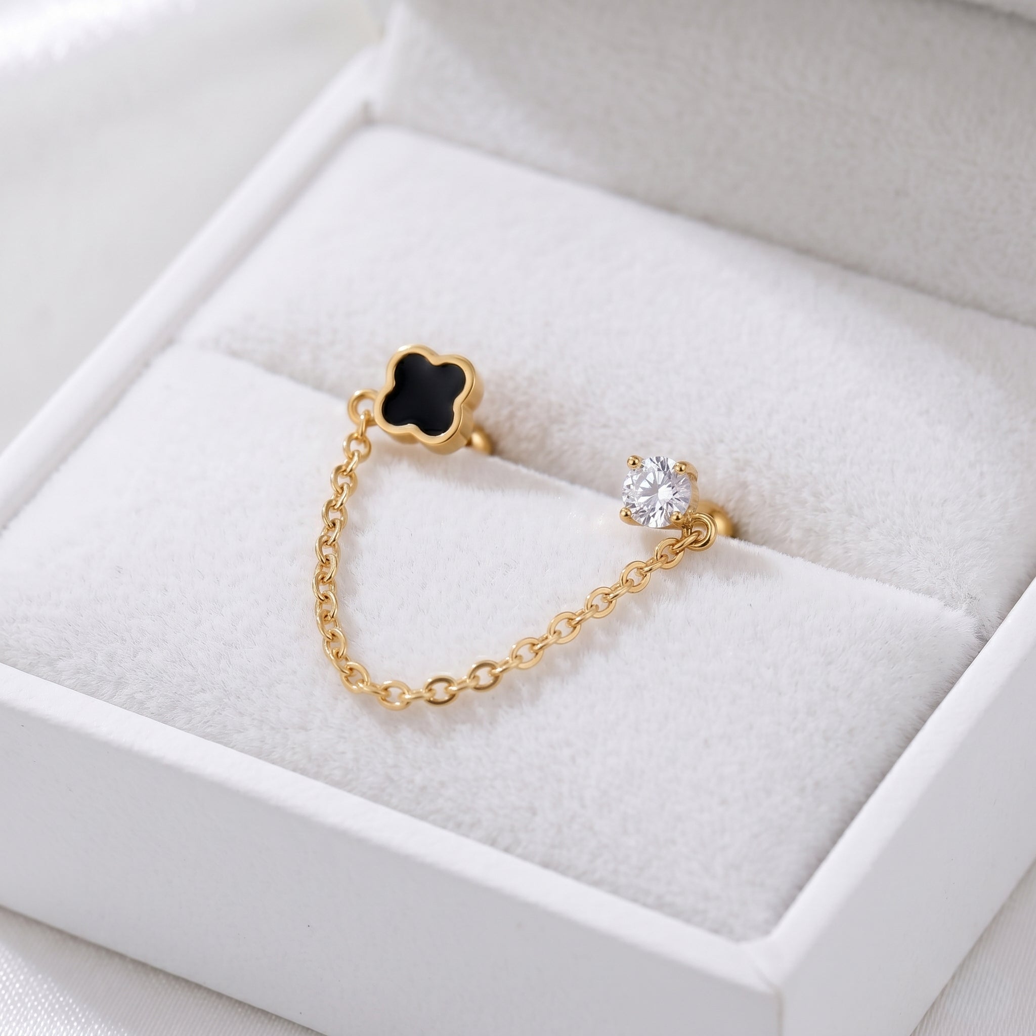 Pīrsings "Black Clover and chain"