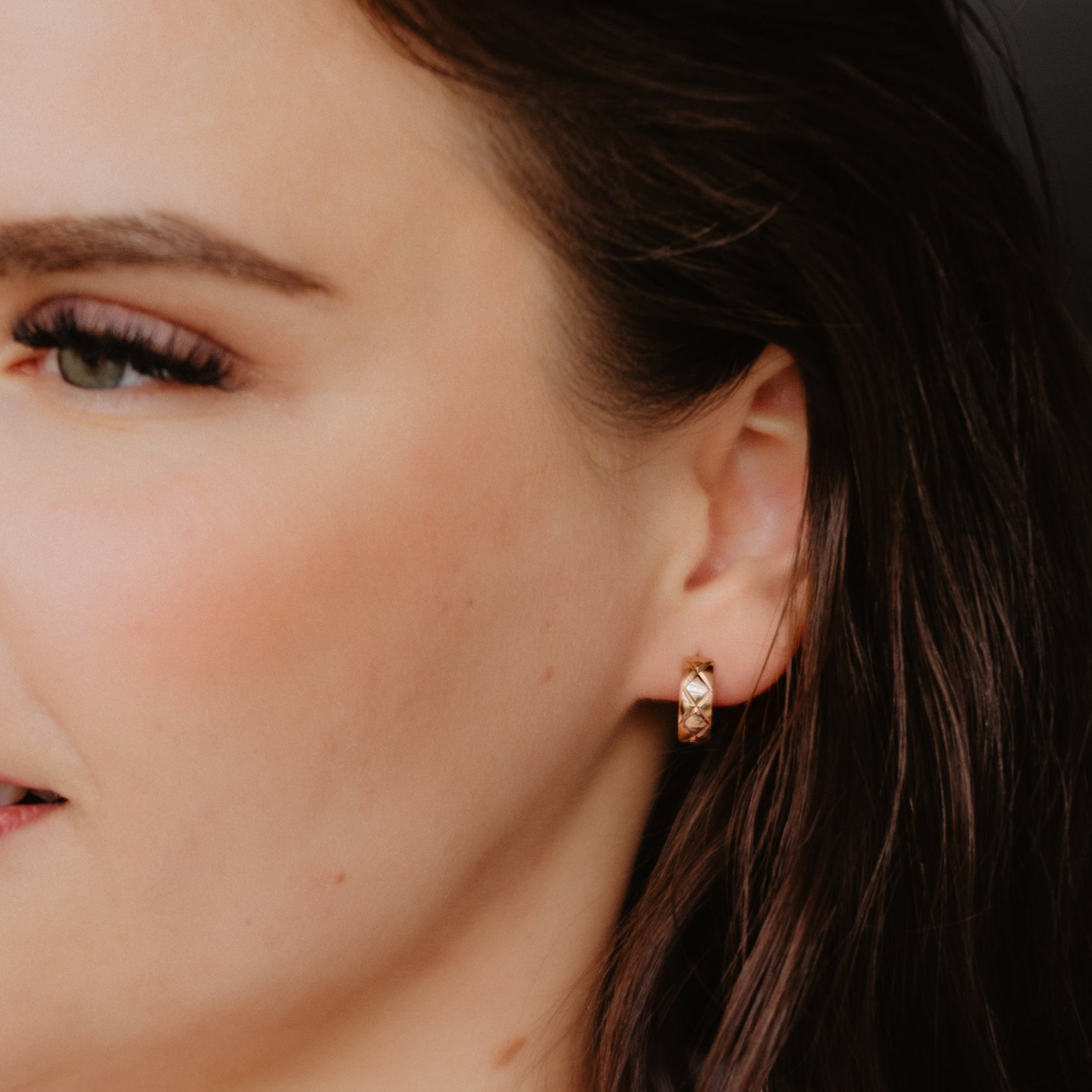 Apzeltīta ķēdīte, neizraisa alerģiju, kvalitatīva, neapsūbē. Drošs pirkums, ātra piegāde, plašs sortiments, vienkāršota atgriešana. Klasiska ķēdīte, kaklarota ikdienai, kaklarota kāzām, bērniem. Zelta ķēdīte, medicīniskais zelts. Rotaslietas sievietei, moderna kaklarota, gaumīga ķēdīte, dāvana, ūdensizturīgas rotas.