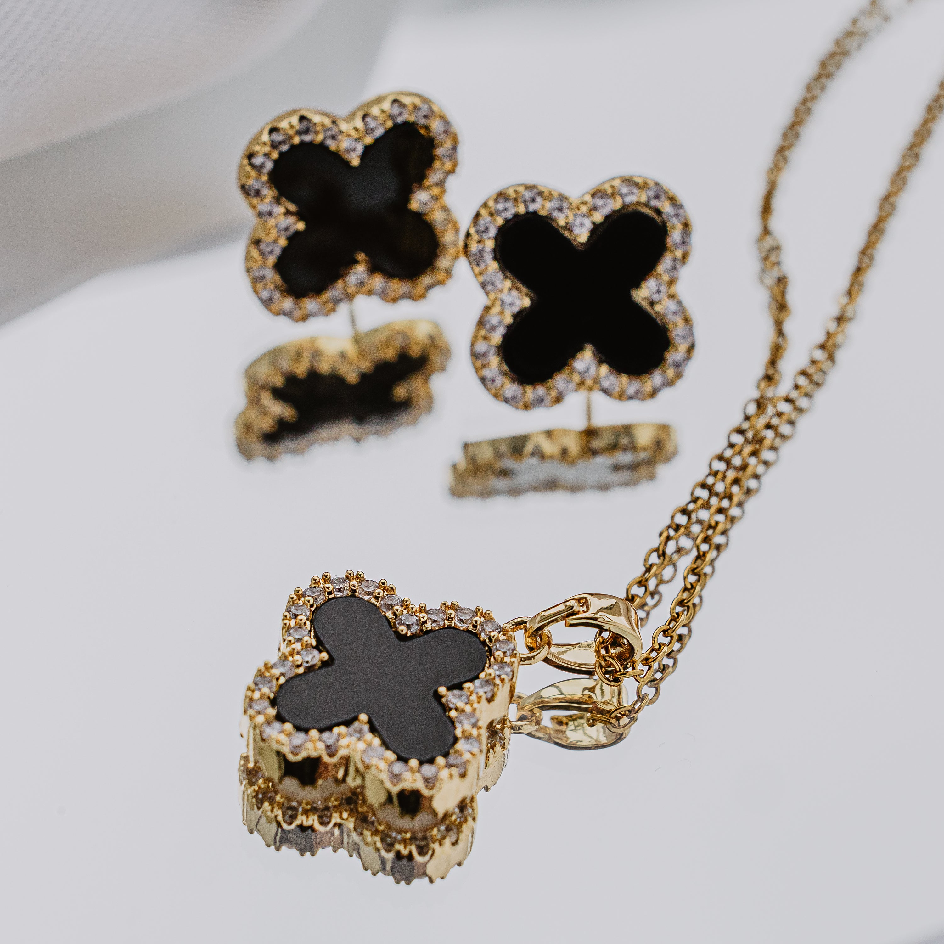 Apzeltīts rotu komplekts, neizraisa alerģiju, kvalitatīvs zelts, neapsūbē, mitrumizturīgs. Drošs pirkums, ātra piegāde, plašs sortiments, vienkāršota atgriešana. Lukss auskari, īpaši auskari ikdienai, kāzu rotas, skaistas rotas. Riņķīši, zelta auskari, medicīniskais zelts. Rotaslietas sievietei, moderni auskari,dāvana.