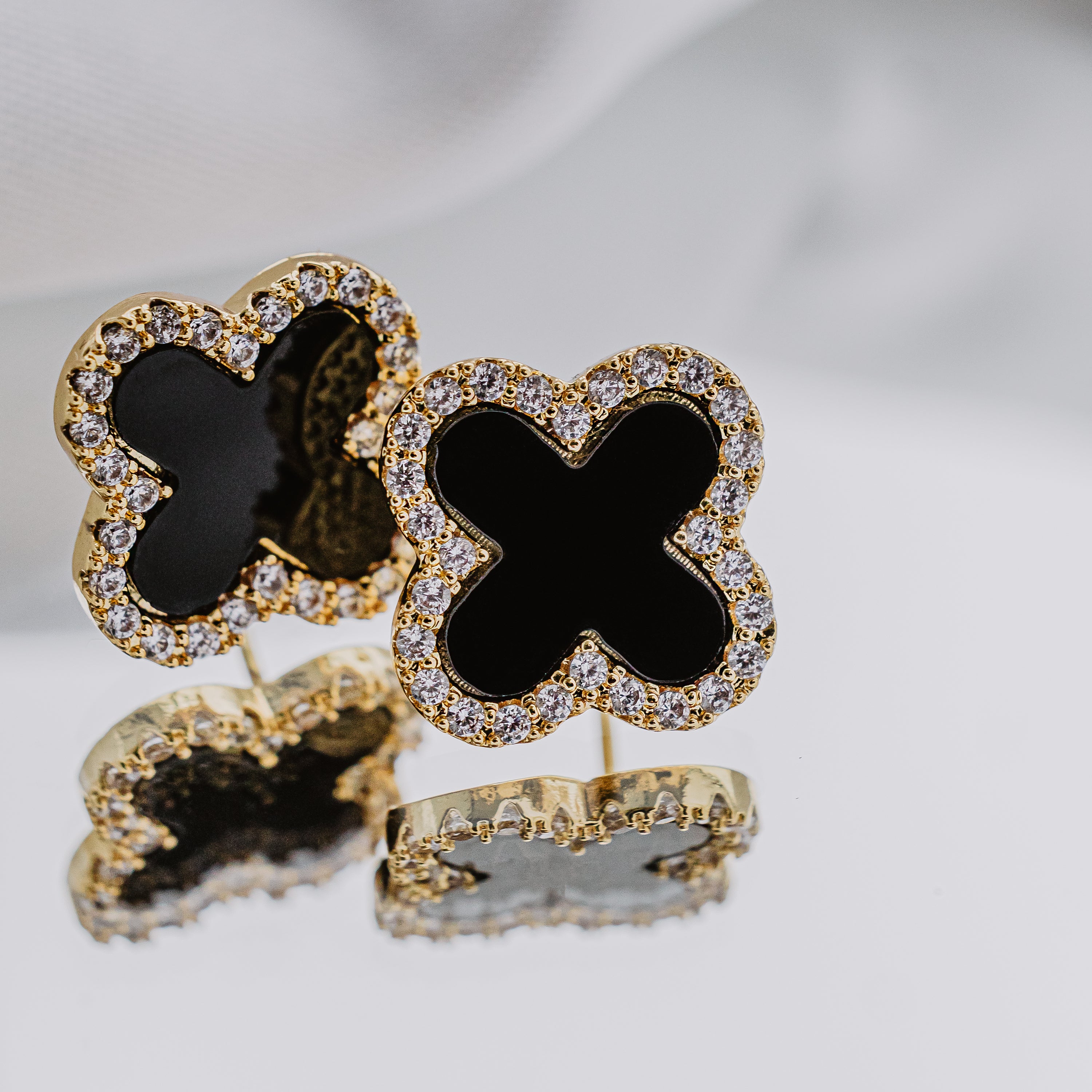 Apzeltīts rotu komplekts, neizraisa alerģiju, kvalitatīvs zelts, neapsūbē, mitrumizturīgs. Drošs pirkums, ātra piegāde, plašs sortiments, vienkāršota atgriešana. Lukss auskari, īpaši auskari ikdienai, kāzu rotas, skaistas rotas. Riņķīši, zelta auskari, medicīniskais zelts. Rotaslietas sievietei, moderni auskari,dāvana.