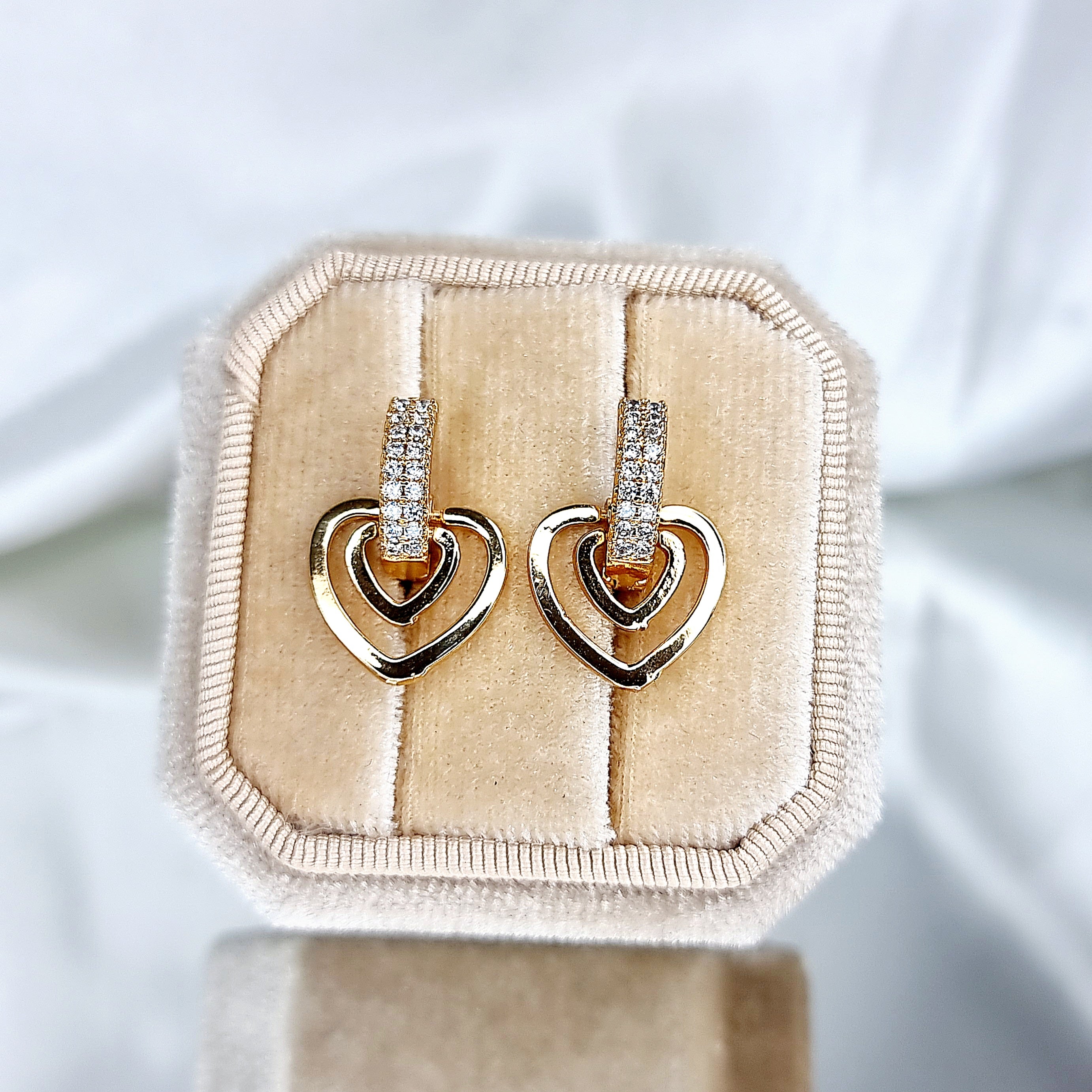 Apzeltīti auskari, neizraisa alerģiju, kvalitatīvi, neapsūbē, mitrumizturīgi. Drošs pirkums, ātra piegāde, plašs sortiments, vienkāršota atgriešana. Klasiski auskari, auskari ikdienai, auskari kāzām, bērniem. Riņķīši, zelta auskari, medicīniskais zelts. Rotaslietas sievietei, moderni auskari, gaumīgi auskari, dāvana.