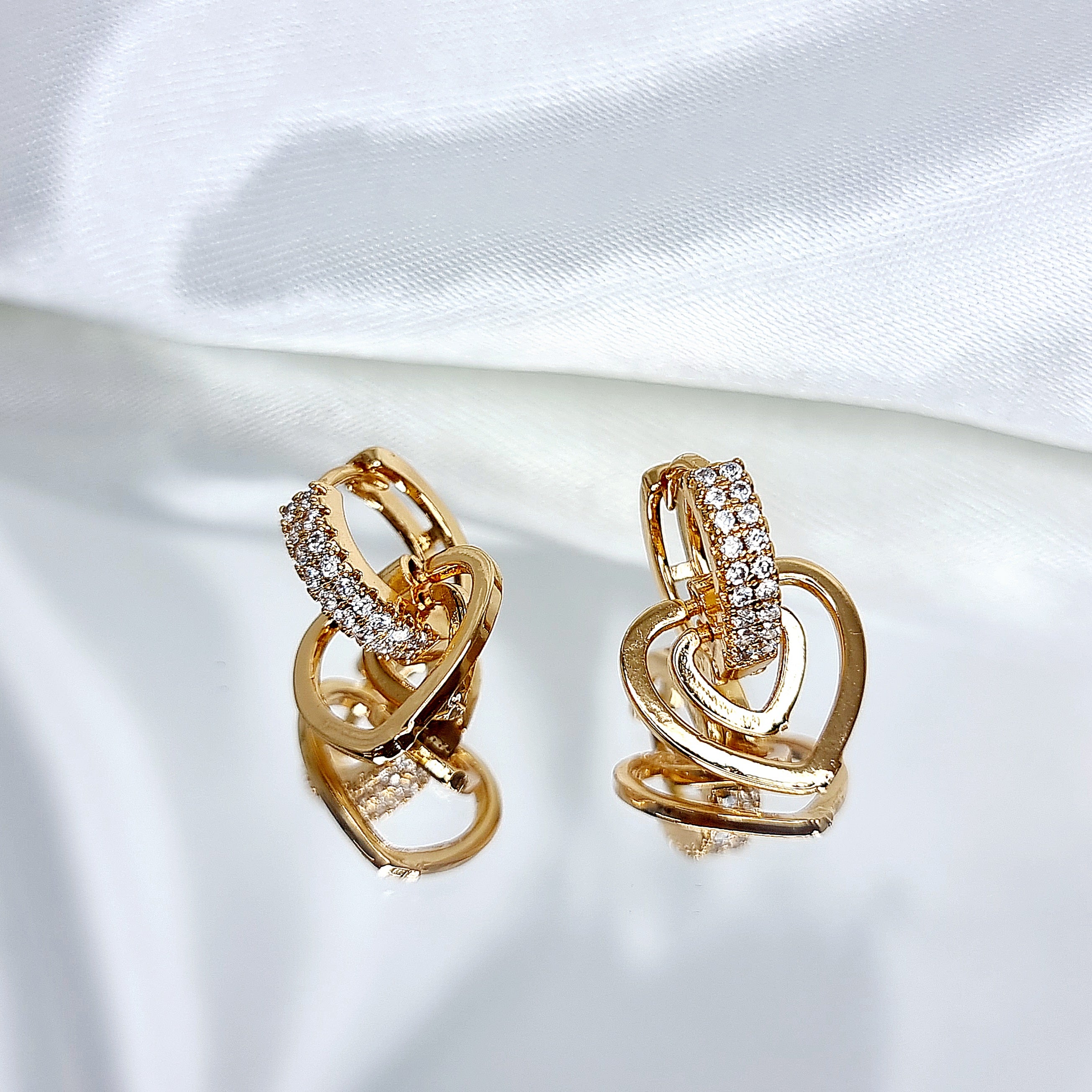 Apzeltīti auskari, neizraisa alerģiju, kvalitatīvi, neapsūbē, mitrumizturīgi. Drošs pirkums, ātra piegāde, plašs sortiments, vienkāršota atgriešana. Klasiski auskari, auskari ikdienai, auskari kāzām, bērniem. Riņķīši, zelta auskari, medicīniskais zelts. Rotaslietas sievietei, moderni auskari, gaumīgi auskari, dāvana.