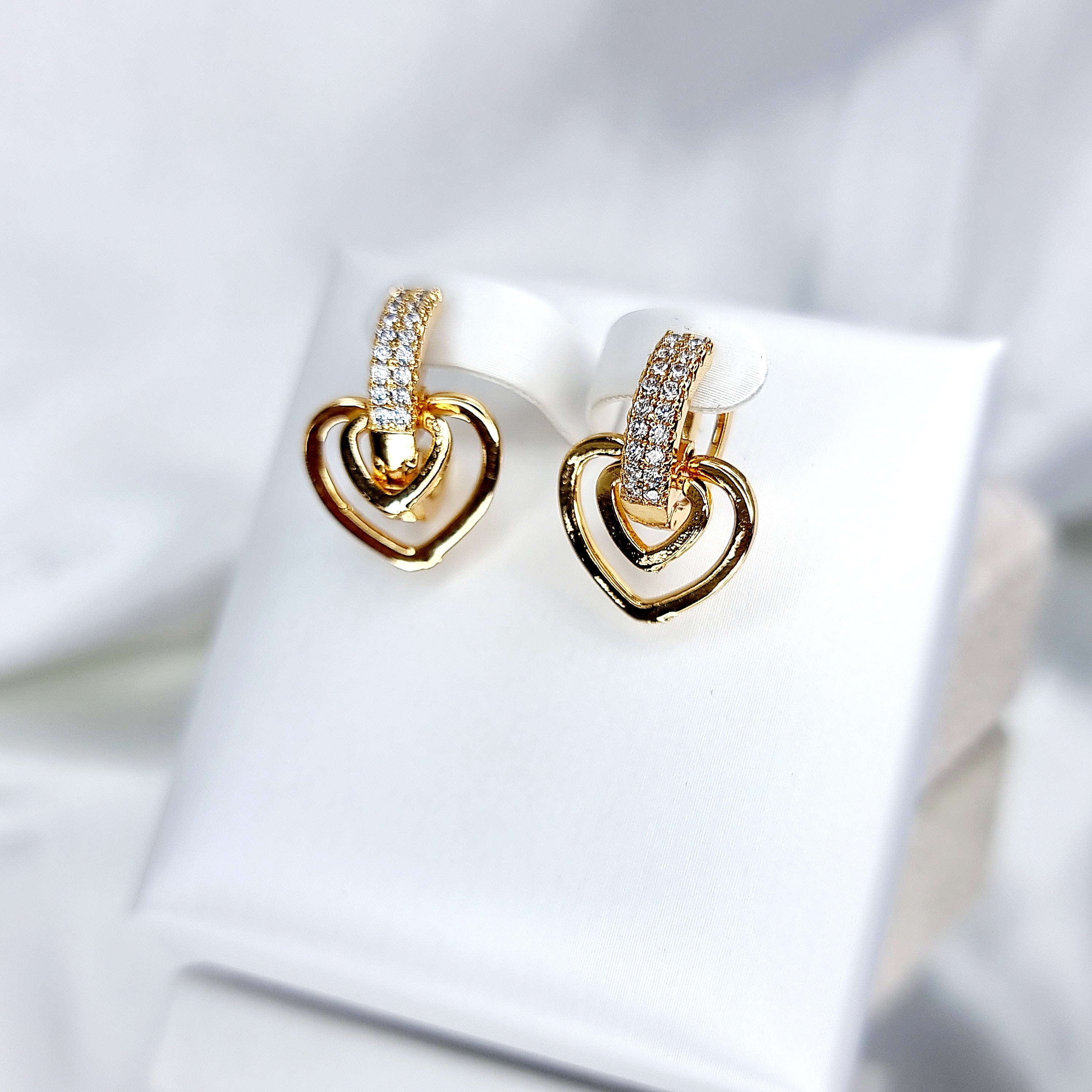 Apzeltīti auskari, neizraisa alerģiju, kvalitatīvi, neapsūbē, mitrumizturīgi. Drošs pirkums, ātra piegāde, plašs sortiments, vienkāršota atgriešana. Klasiski auskari, auskari ikdienai, auskari kāzām, bērniem. Riņķīši, zelta auskari, medicīniskais zelts. Rotaslietas sievietei, moderni auskari, gaumīgi auskari, dāvana.