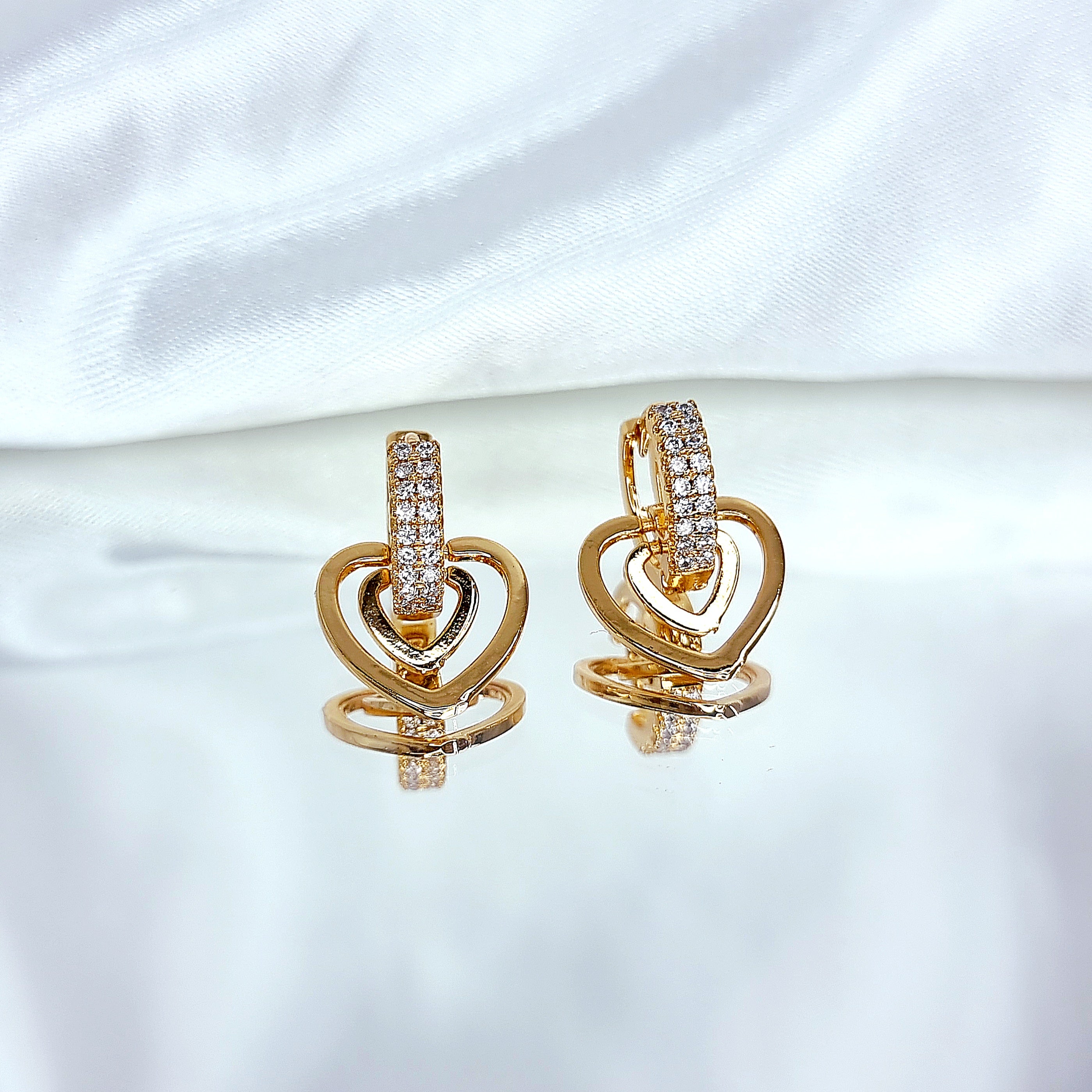 Apzeltīti auskari, neizraisa alerģiju, kvalitatīvi, neapsūbē, mitrumizturīgi. Drošs pirkums, ātra piegāde, plašs sortiments, vienkāršota atgriešana. Klasiski auskari, auskari ikdienai, auskari kāzām, bērniem. Riņķīši, zelta auskari, medicīniskais zelts. Rotaslietas sievietei, moderni auskari, gaumīgi auskari, dāvana.