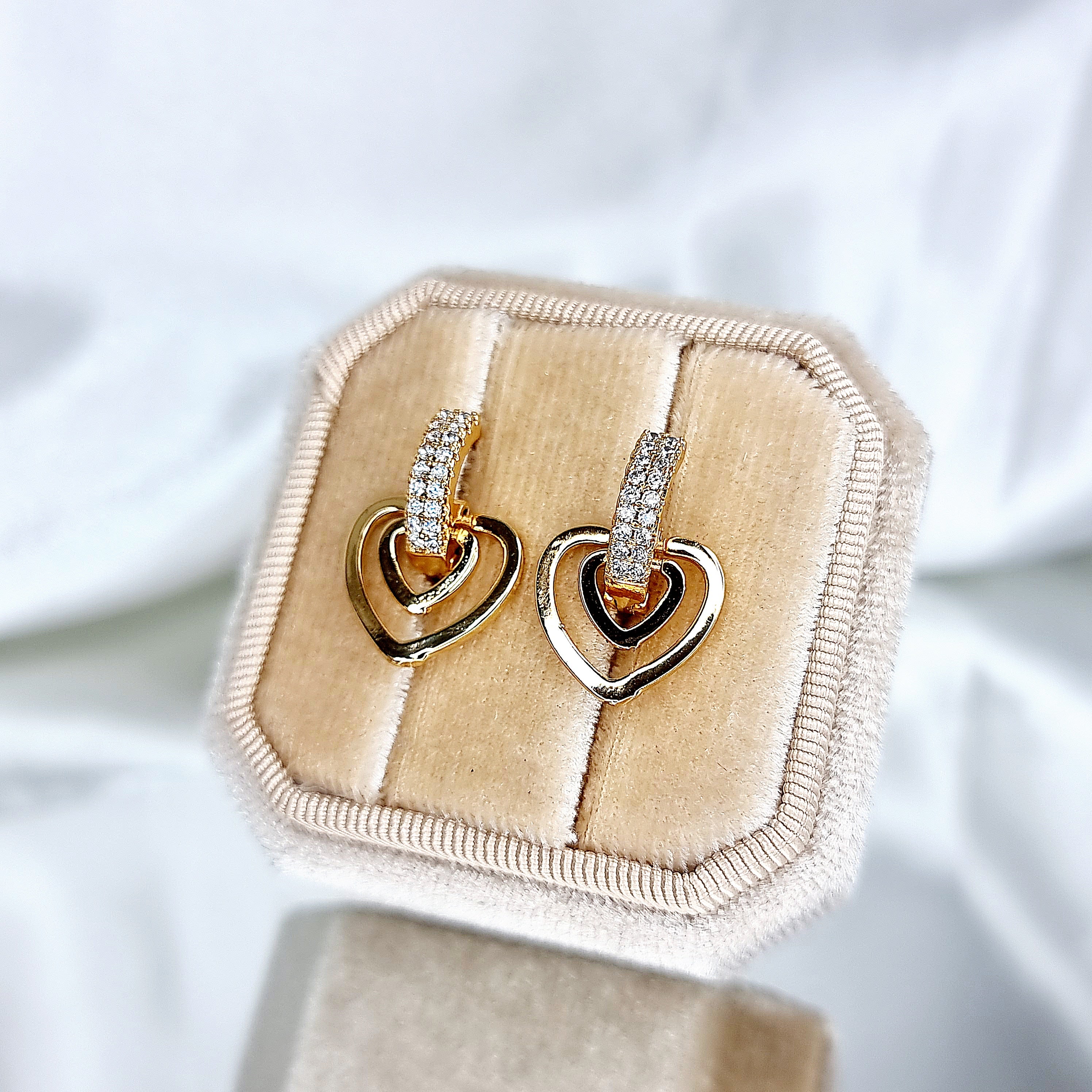 Apzeltīti auskari, neizraisa alerģiju, kvalitatīvi, neapsūbē, mitrumizturīgi. Drošs pirkums, ātra piegāde, plašs sortiments, vienkāršota atgriešana. Klasiski auskari, auskari ikdienai, auskari kāzām, bērniem. Riņķīši, zelta auskari, medicīniskais zelts. Rotaslietas sievietei, moderni auskari, gaumīgi auskari, dāvana.